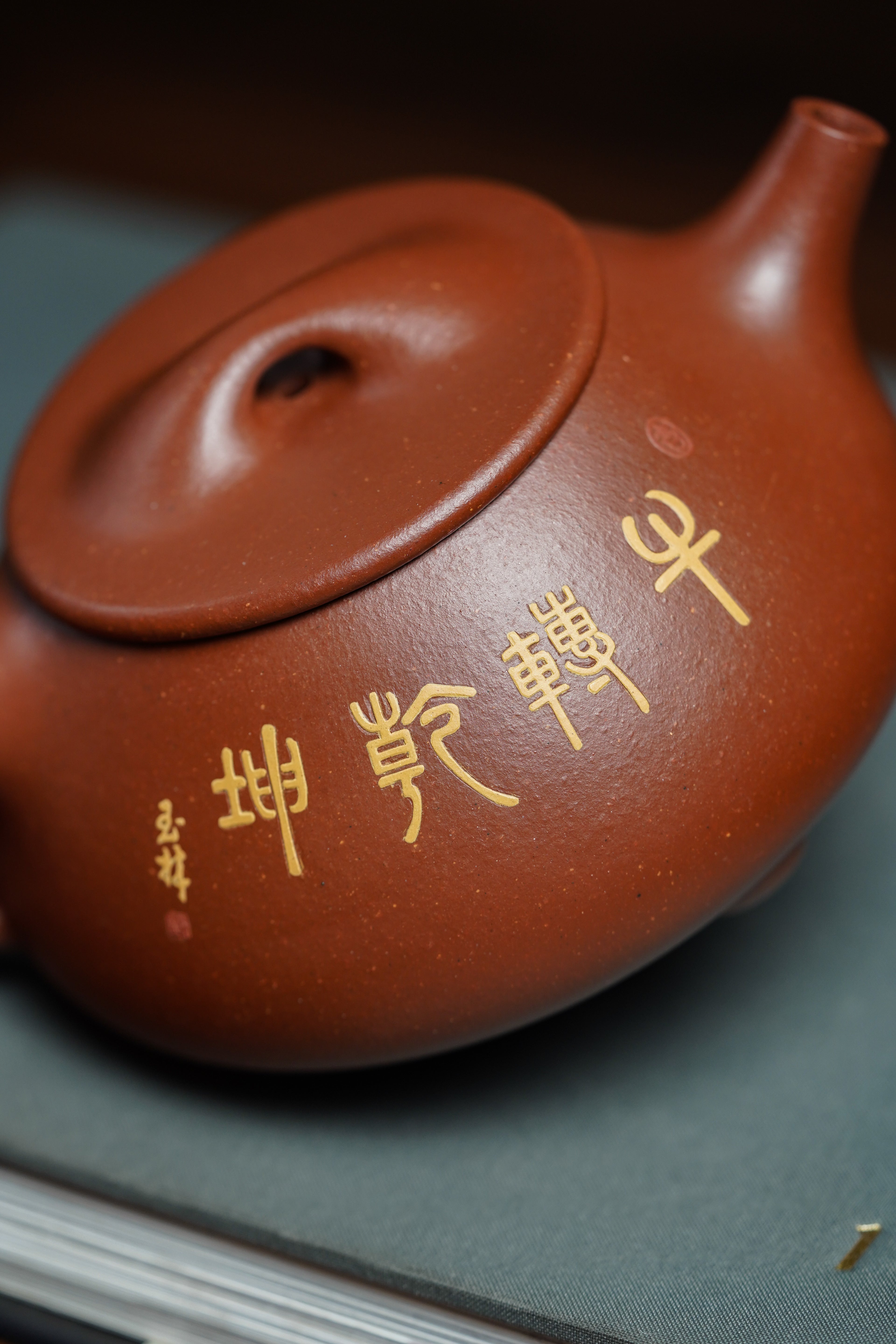 沈更轶制+彭金格绘+邱玉林饰字 世间唯一巅峰孤品《景舟石瓢》原矿优质纯红降坡·400cc｜正高工沈更轶制｜彭金格立体浮雕双牛戏水｜国大师邱玉林题铭「牛转乾坤」
