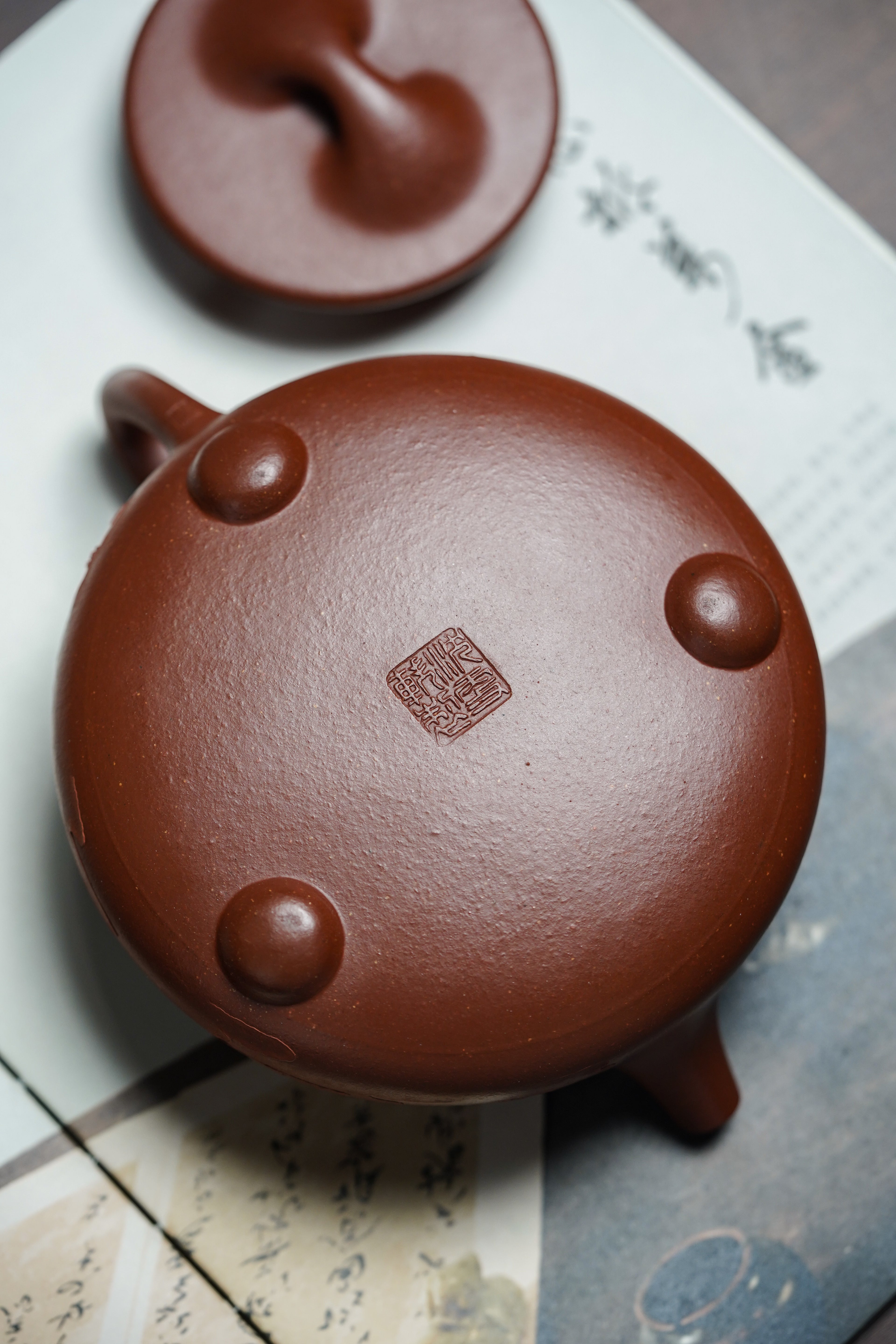 沈更轶制+彭金格绘+邱玉林饰字 世间唯一巅峰孤品《景舟石瓢》原矿优质纯红降坡·400cc｜正高工沈更轶制｜彭金格立体浮雕双牛戏水｜国大师邱玉林题铭「牛转乾坤」