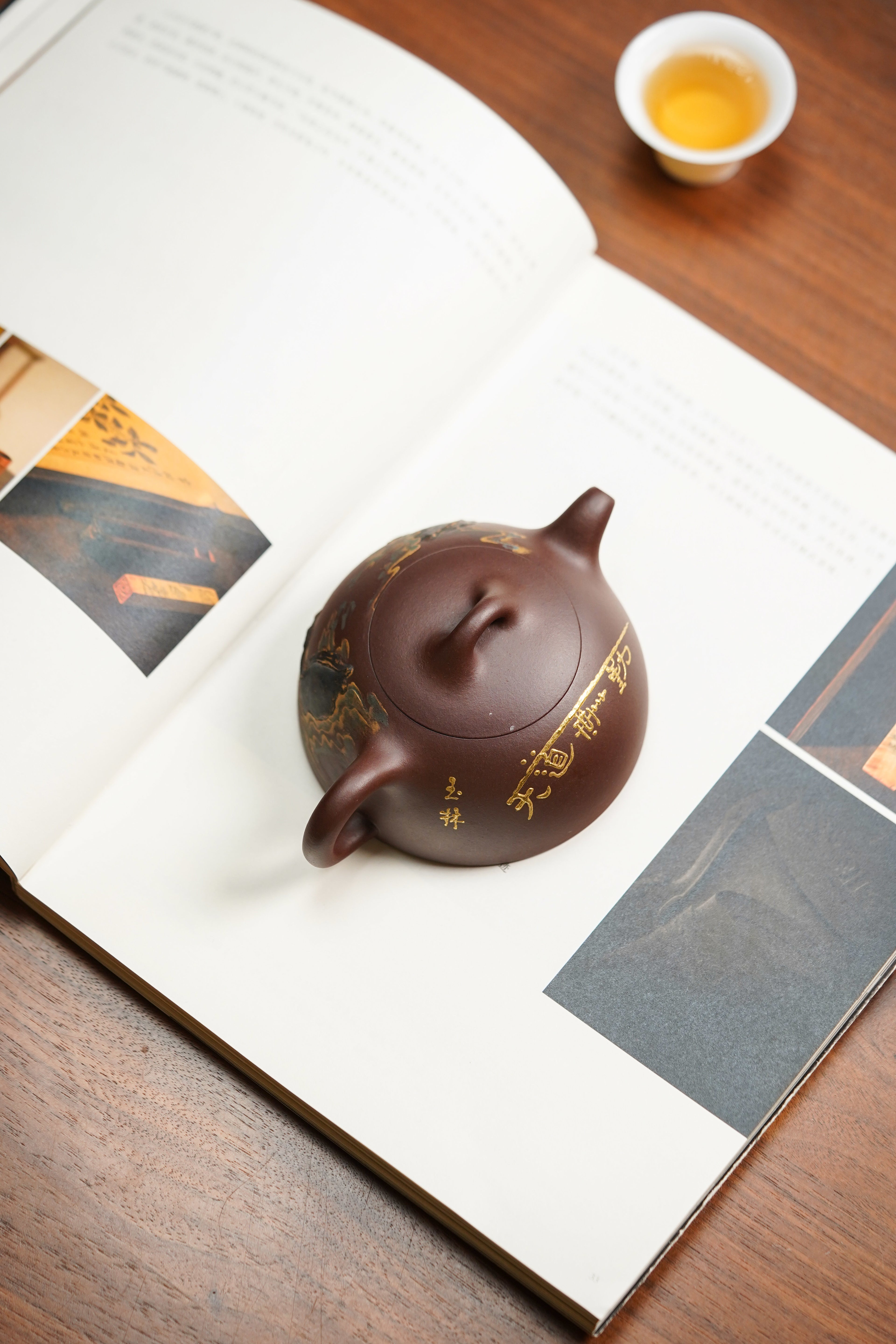 稀世典藏·三匠巅峰合璧｜大拍28万·正高沈更轶大师亲制《半月壶》——原矿优质老紫泥·180cc(孤品) ——正高级工艺美术师·沈更轶 亲制