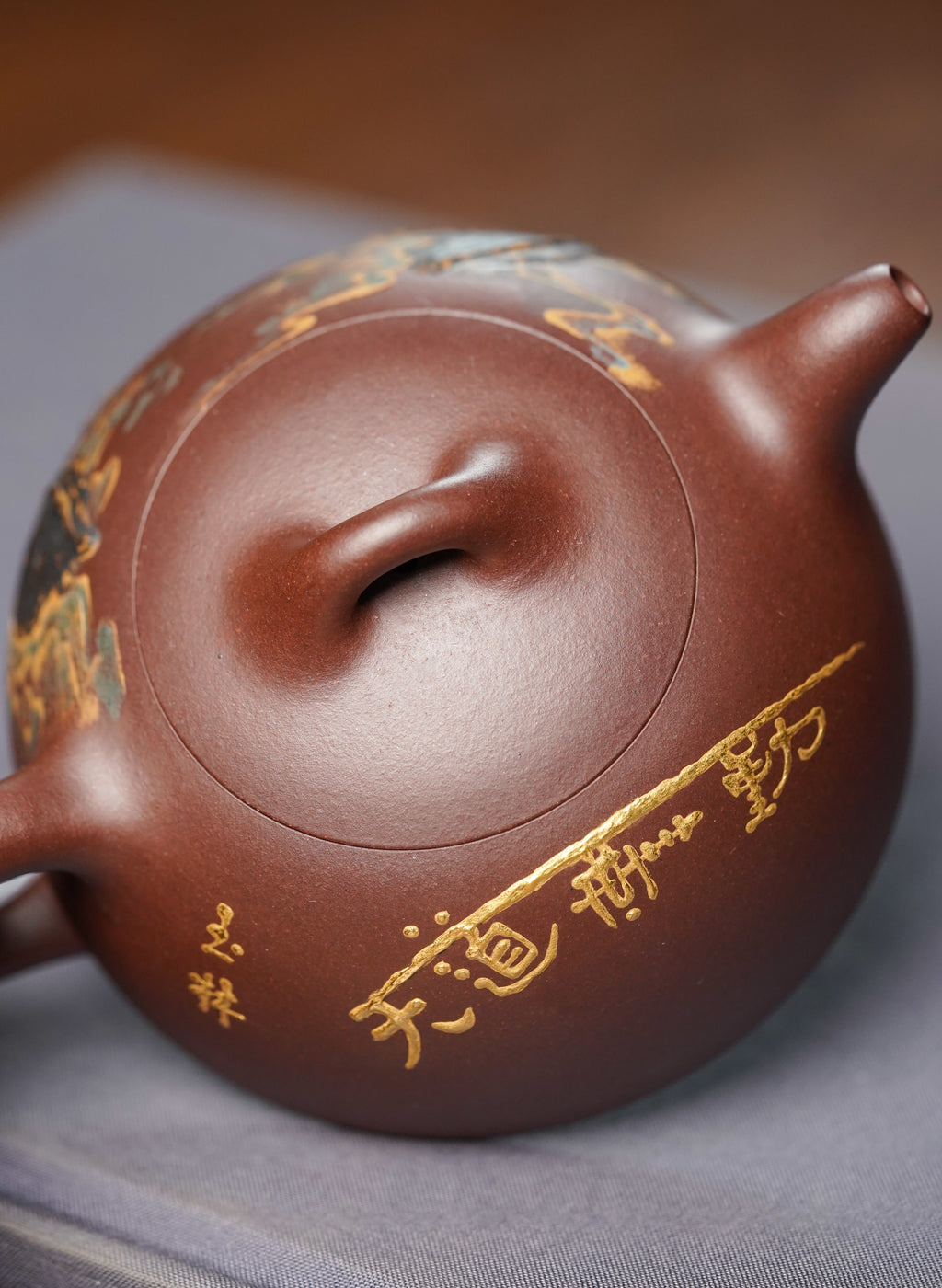 稀世典藏·三匠巅峰合璧｜大拍28万·正高沈更轶大师亲制《半月壶》——原矿优质老紫泥·180cc(孤品) ——正高级工艺美术师·沈更轶 亲制