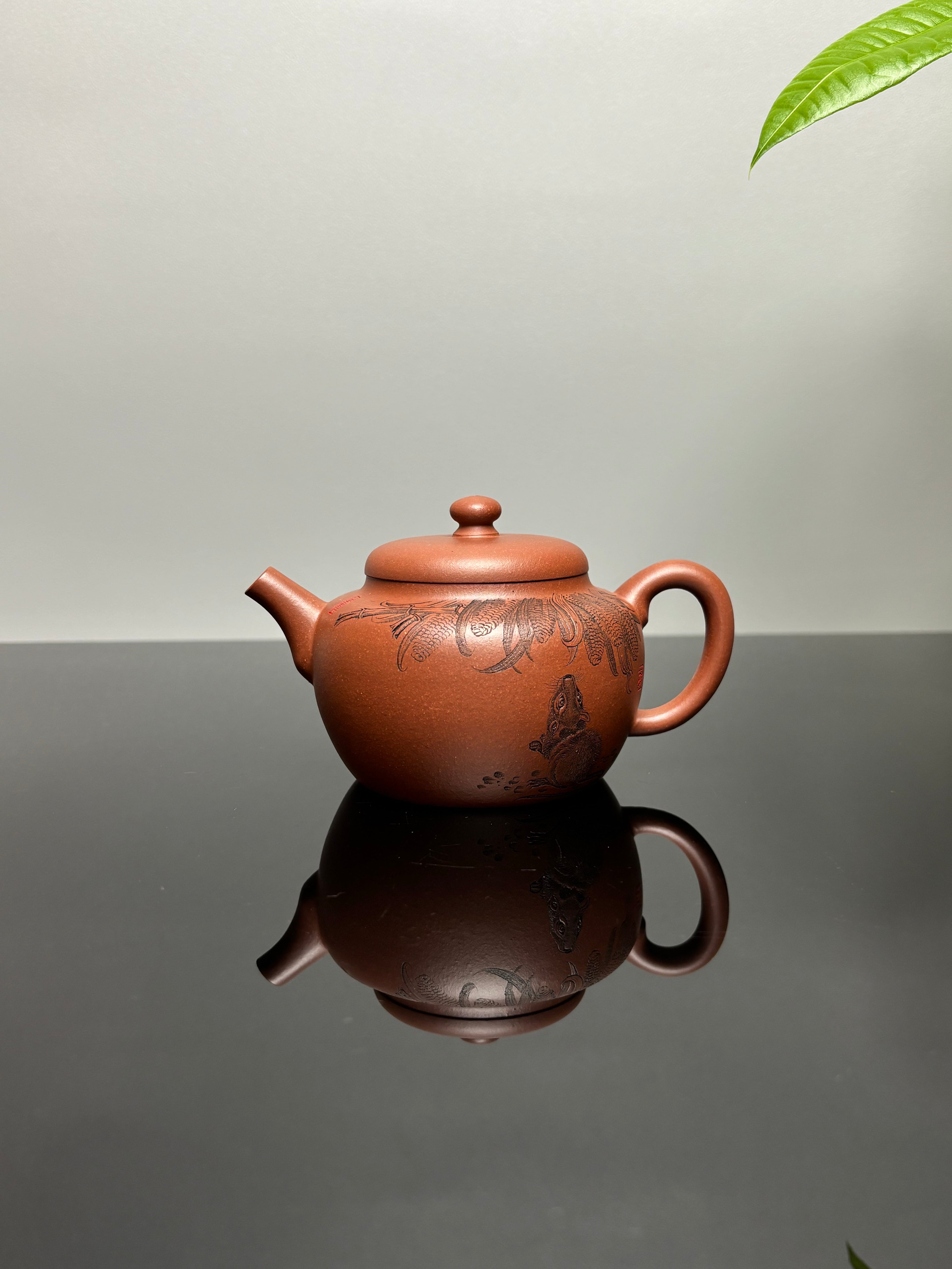 杨喜雨大师顶流臻品《玉蕴壶》鼠——原矿优质底槽清·260cc ——紫砂刻绘全能艺术名家·杨喜雨 亲工