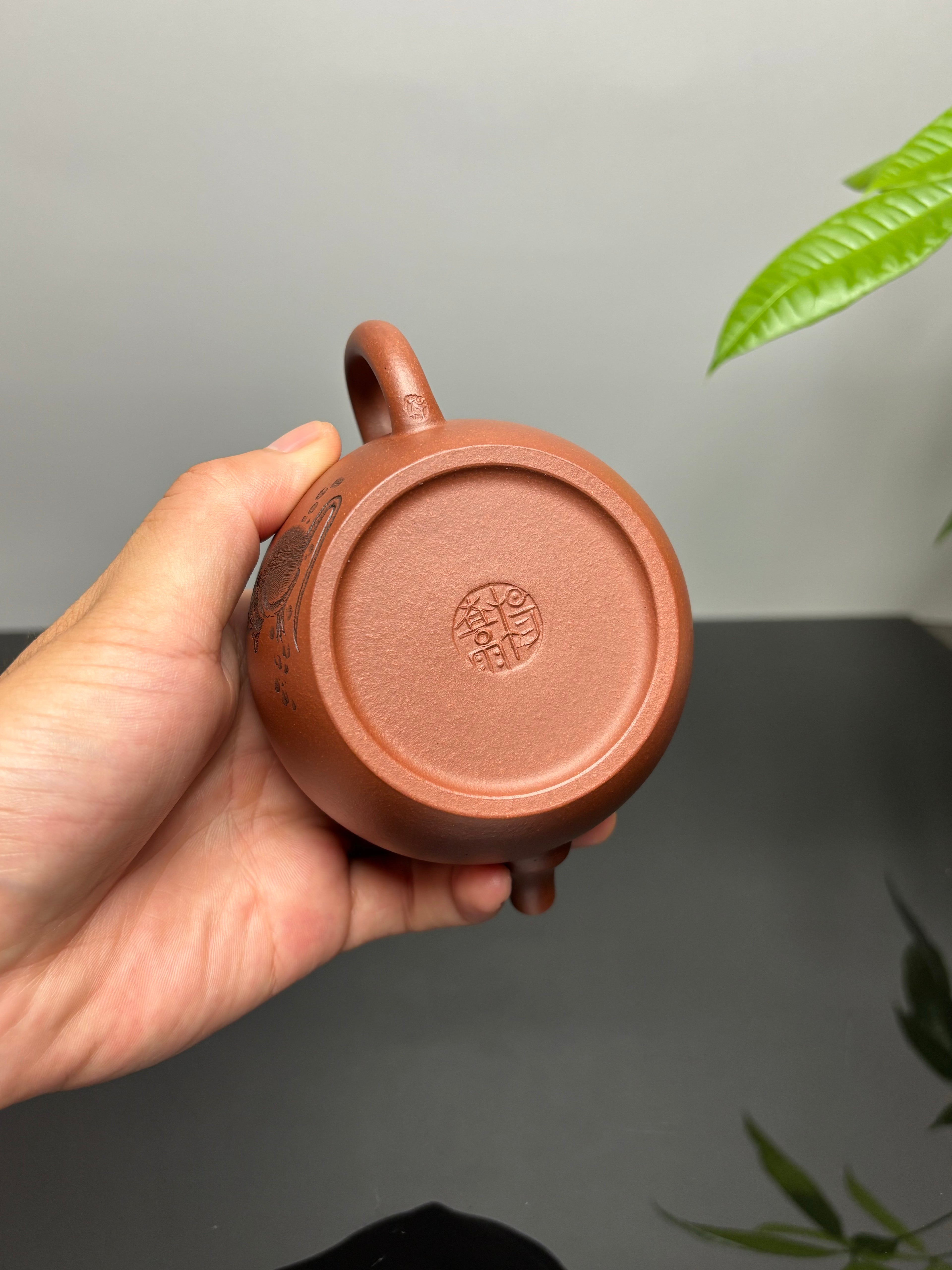 杨喜雨大师顶流臻品《玉蕴壶》鼠——原矿优质底槽清·260cc ——紫砂刻绘全能艺术名家·杨喜雨 亲工