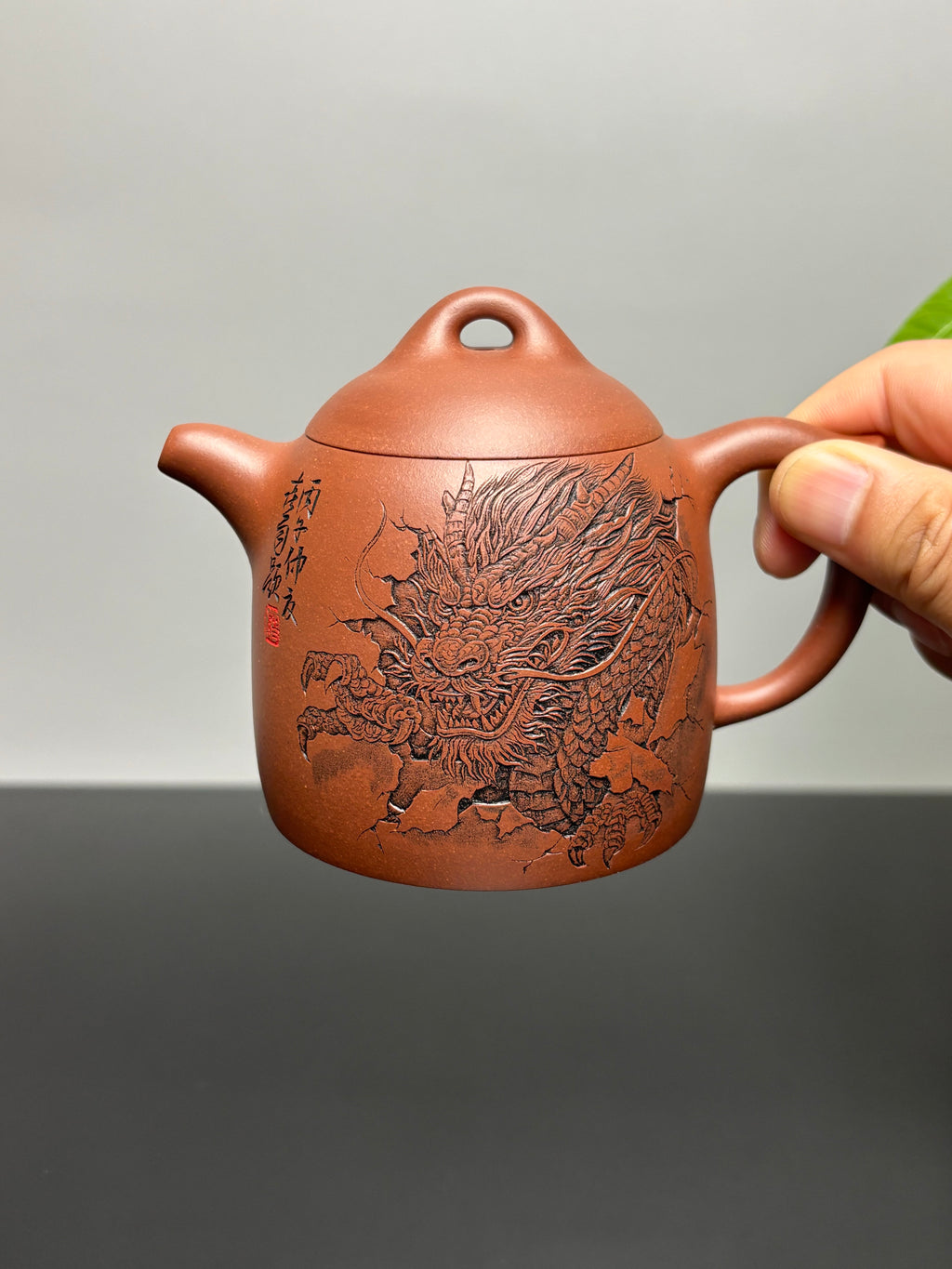 杨喜雨大师顶流臻品《秦权壶》龙——原矿优质底槽清·260cc ——紫砂刻绘全能艺术名家·杨喜雨 亲工