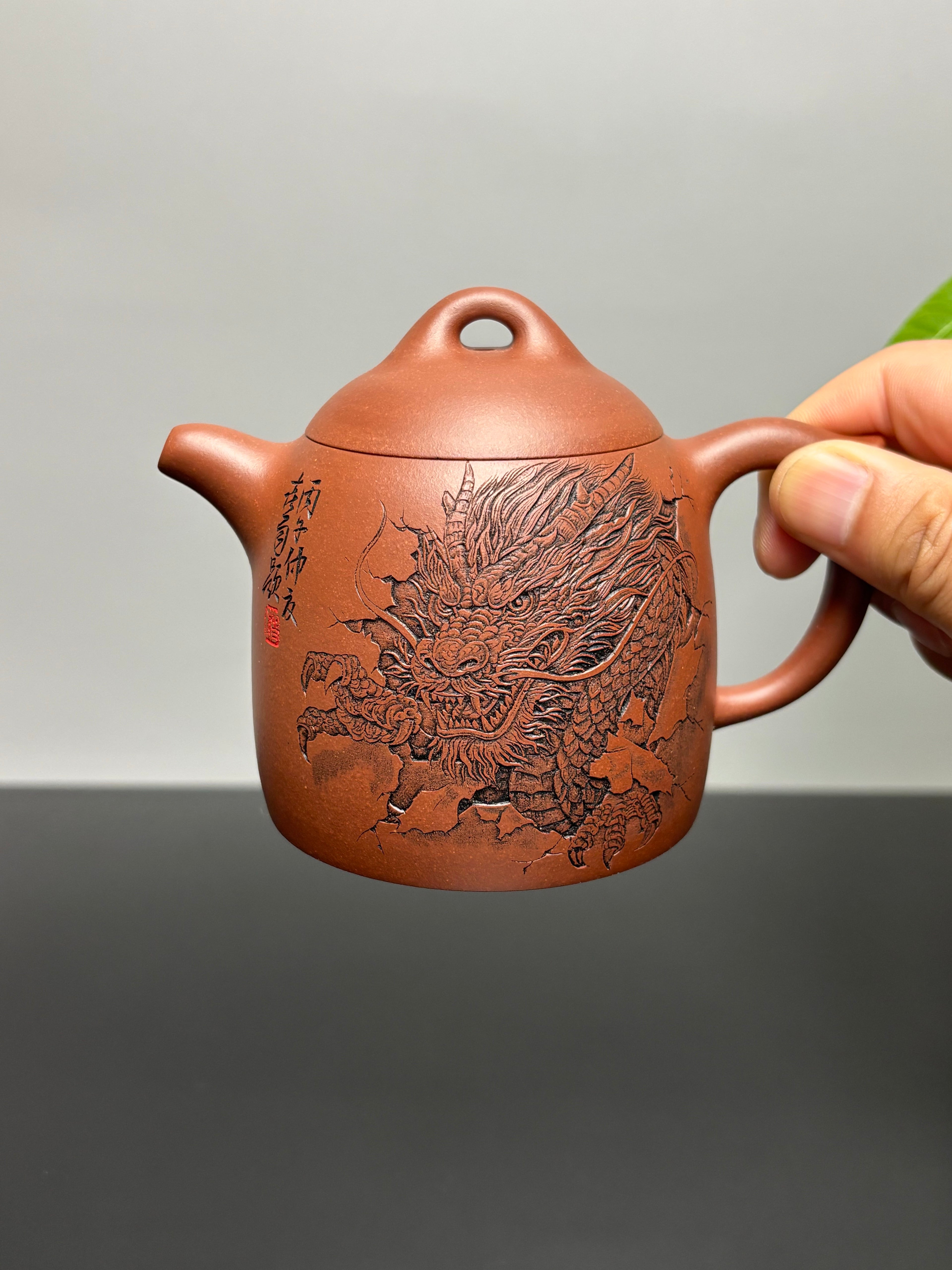 杨喜雨大师顶流臻品《秦权壶》龙——原矿优质底槽清·260cc ——紫砂刻绘全能艺术名家·杨喜雨 亲工
