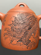 杨喜雨大师顶流臻品《秦权壶》龙——原矿优质底槽清·260cc ——紫砂刻绘全能艺术名家·杨喜雨 亲工