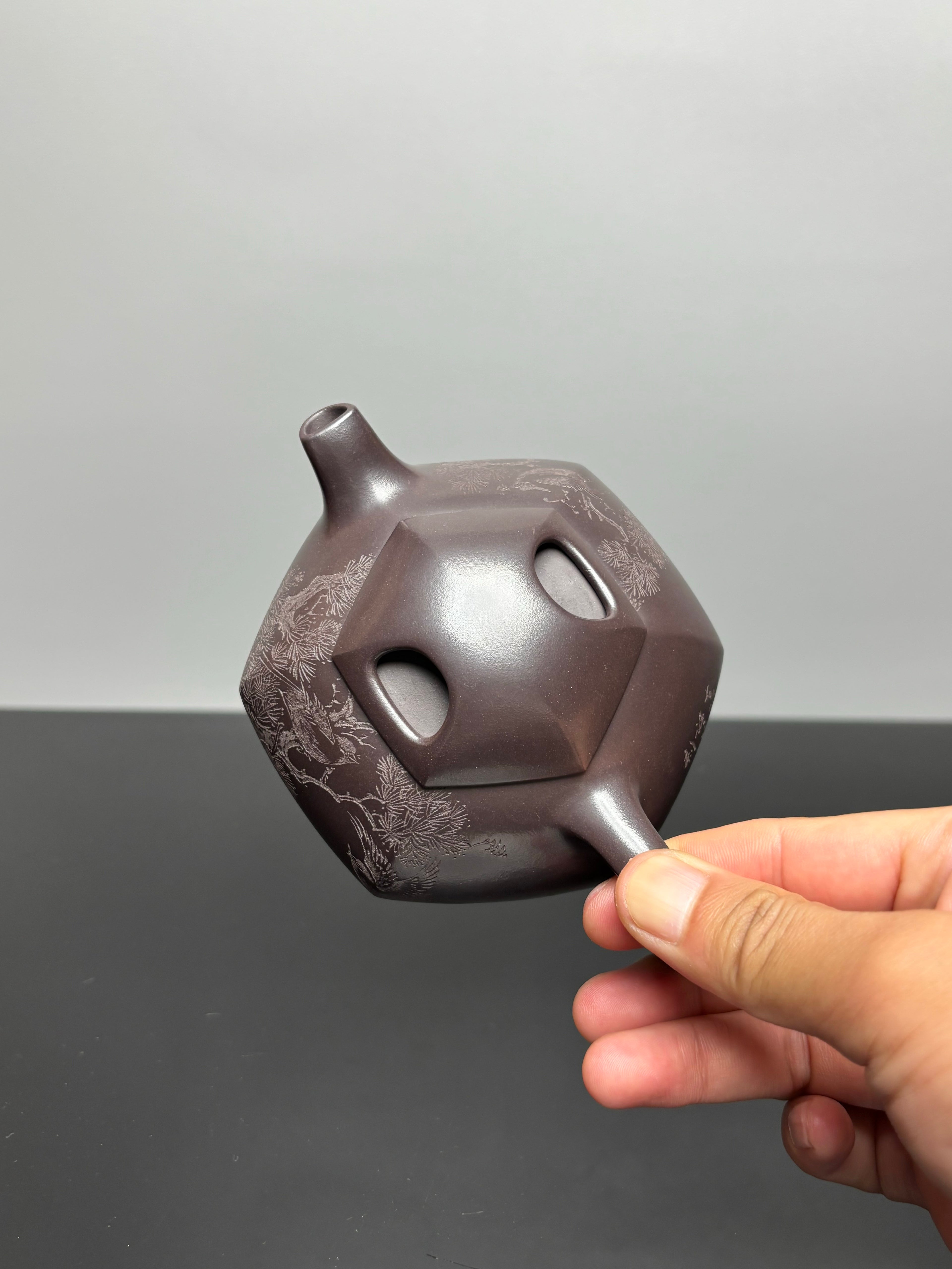 紫砂界80后方器巨匠巅峰臻品《六方牛盖壶》甄选原矿优质老紫泥·260cc，料工合一、品质顶级