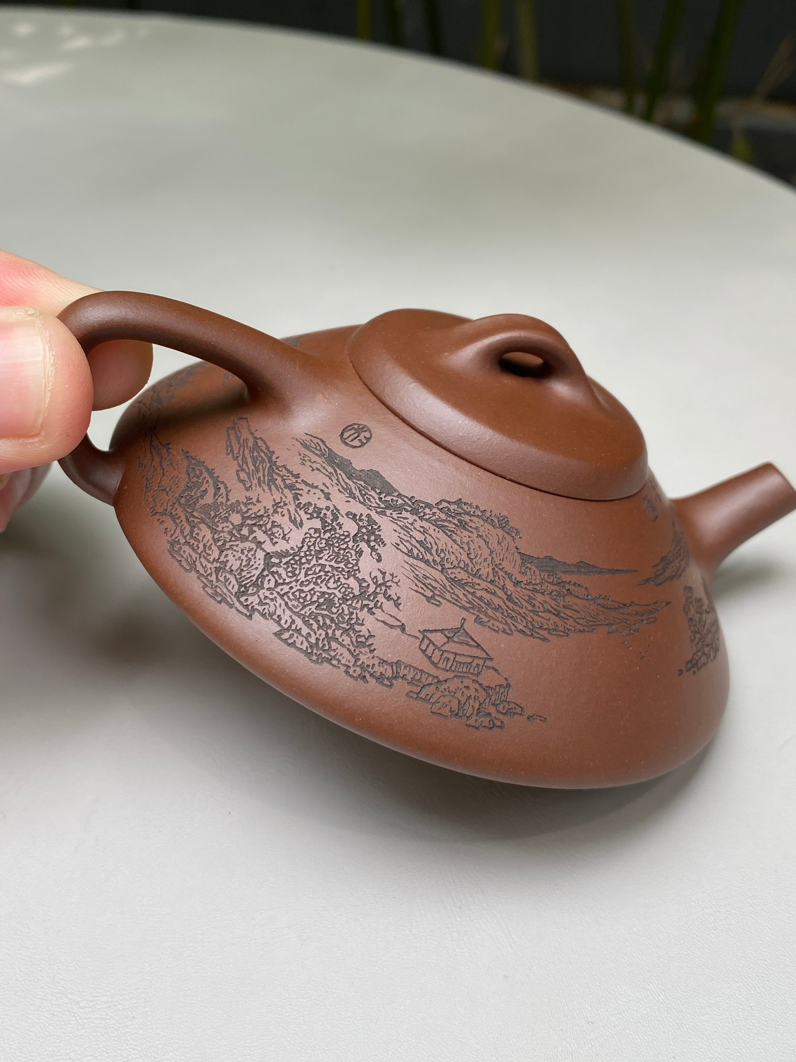 宏林山水·礼藏尊荣｜陈宏林大师传世巅峰臻品【合瓢】——原矿优质底槽清·110cc ——紫砂山水陶刻天花板·陈宏林亲工