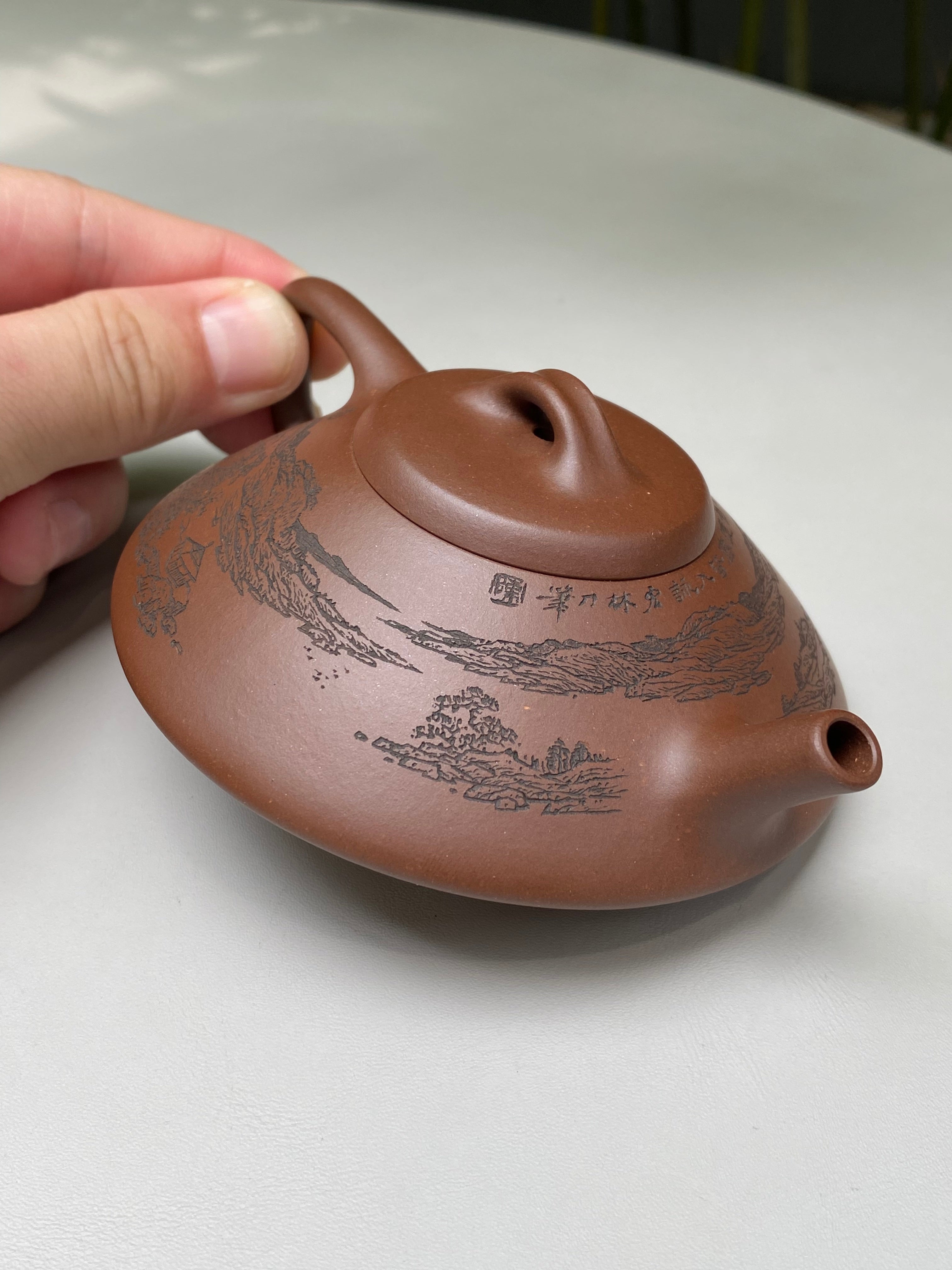 宏林山水·礼藏尊荣｜陈宏林大师传世巅峰臻品【合瓢】——原矿优质底槽清·110cc ——紫砂山水陶刻天花板·陈宏林亲工