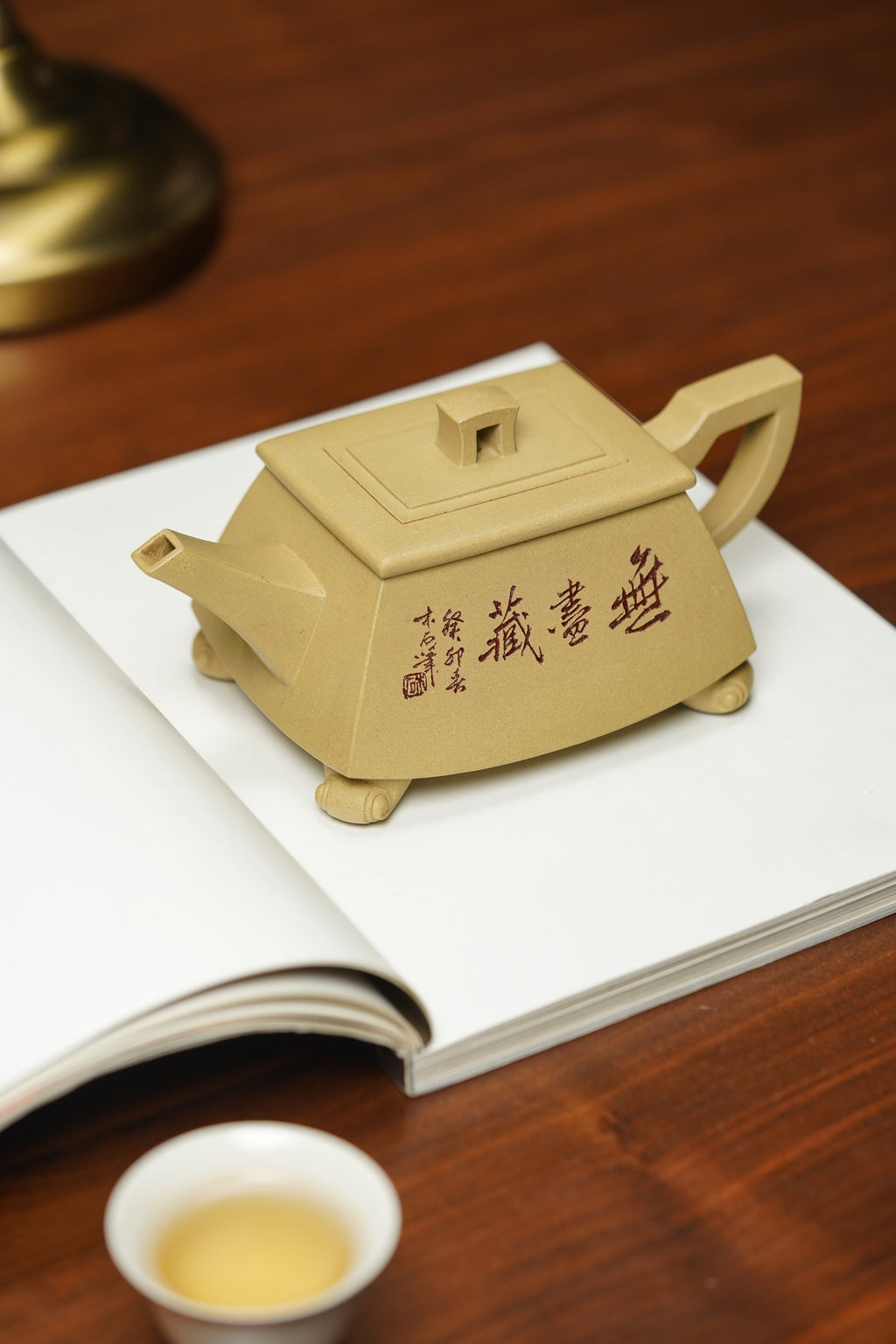 中国紫砂界陶刻巨匠·周伯其(木石）大师刻绘代表作钟馗图《四方祥云壶》——原矿优质本山绿泥·350cc