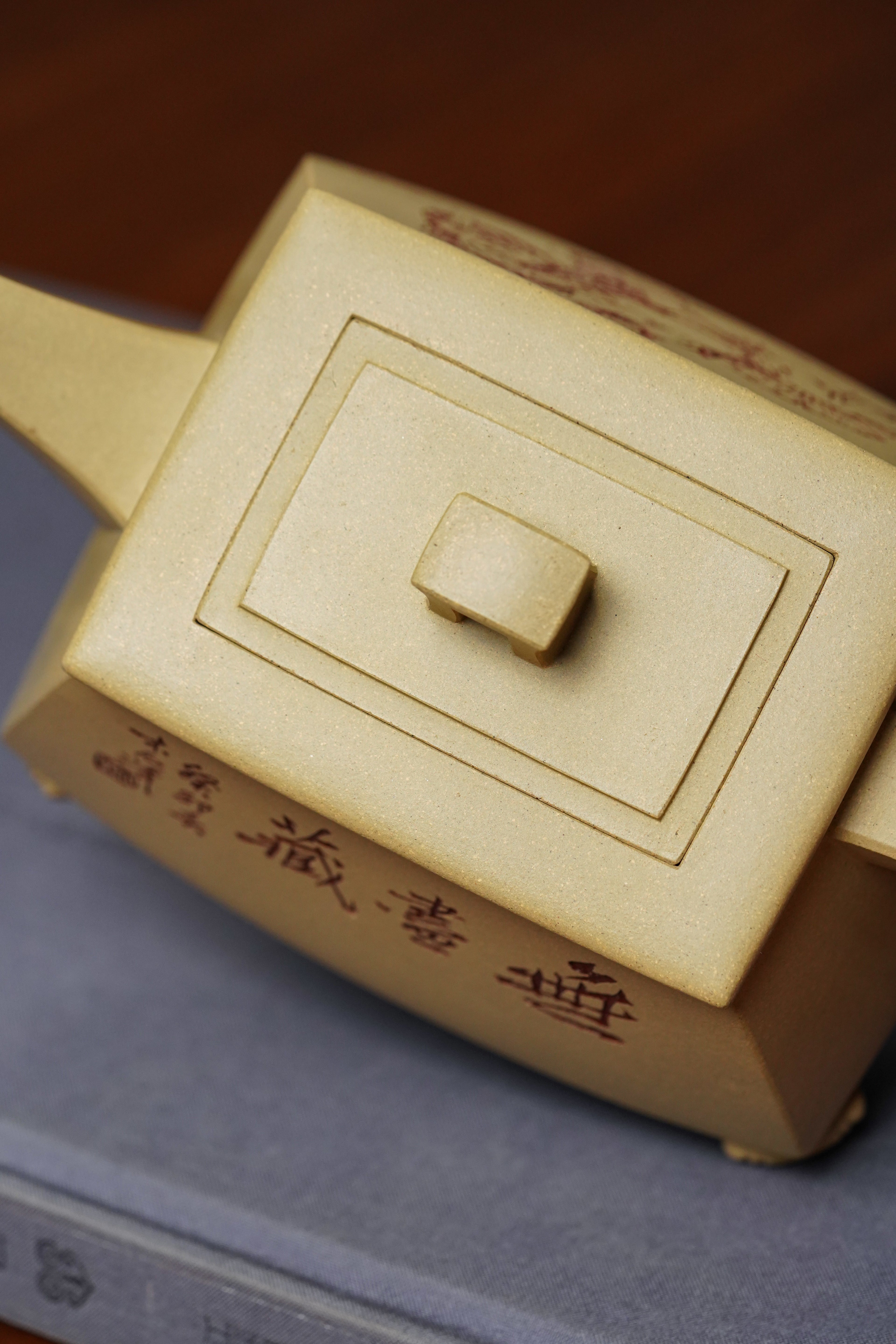 中国紫砂界陶刻巨匠·周伯其(木石）大师刻绘代表作钟馗图《四方祥云壶》——原矿优质本山绿泥·350cc