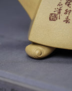 中国紫砂界陶刻巨匠·周伯其(木石）大师刻绘代表作钟馗图《四方祥云壶》——原矿优质本山绿泥·350cc