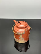 稀世紫砂·全球孤品｜杜益君制·汪小文泥绘【洋桶壶】雅昌拍卖9.7万同款 泥料：原矿优质底槽青｜容量：500cc