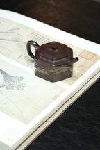 紫砂界80后方器巨匠巅峰臻品《回纹六方壶》甄选原矿优质纯紫老泥·220cc，料工合一、品质顶级