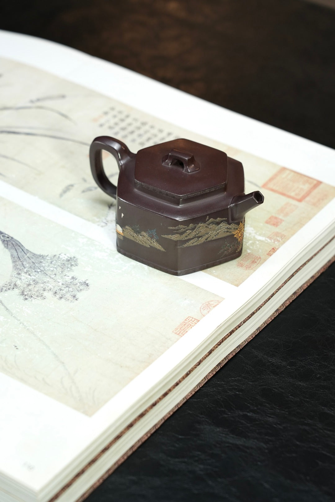 紫砂界80后方器巨匠巅峰臻品《回纹六方壶》甄选原矿优质纯紫老泥·220cc，料工合一、品质顶级