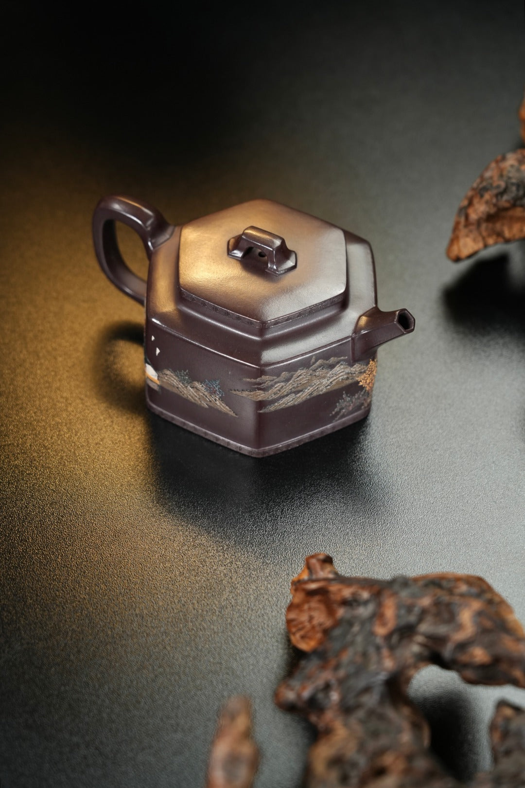紫砂界80后方器巨匠巅峰臻品《回纹六方壶》甄选原矿优质纯紫老泥·220cc，料工合一、品质顶级