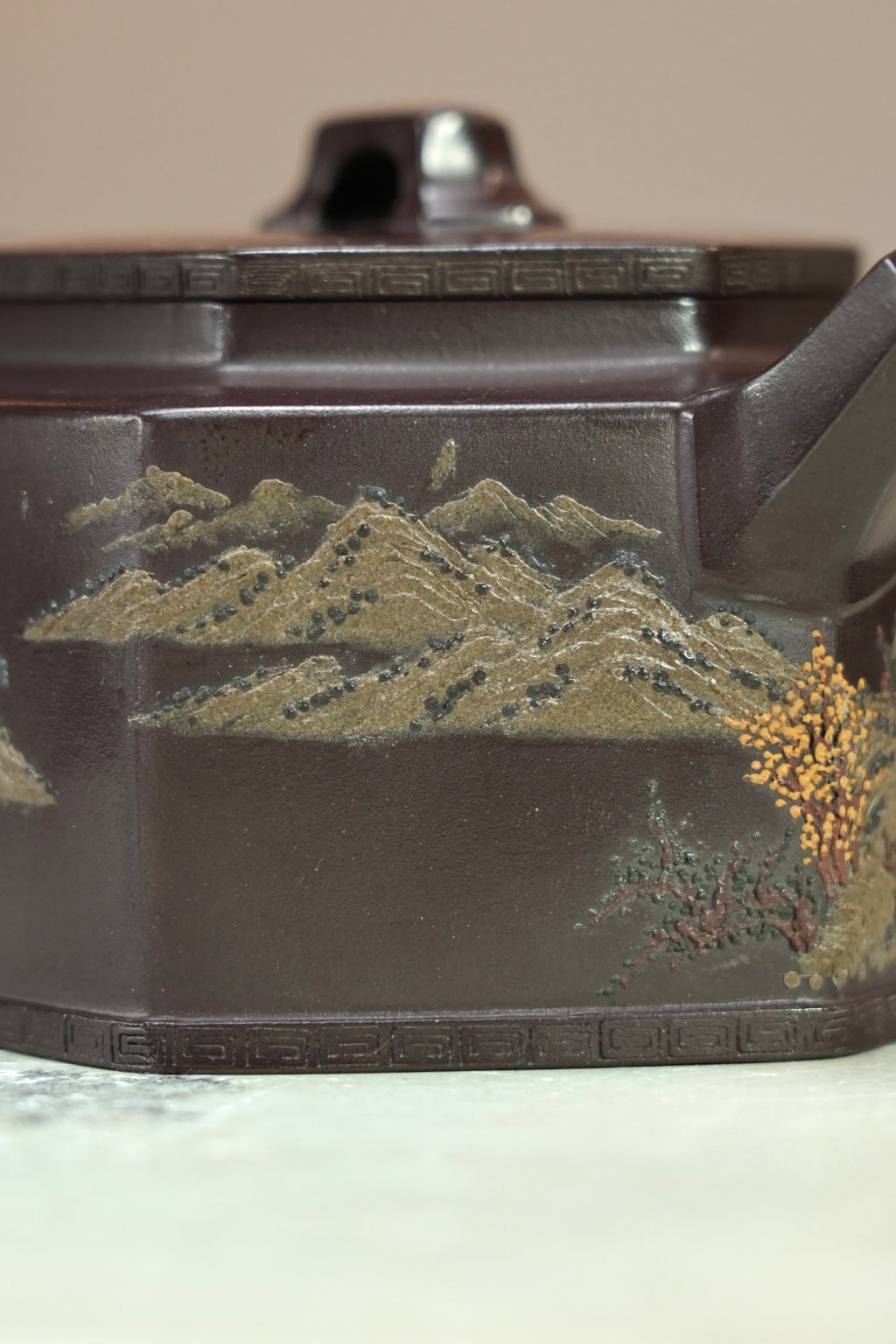 紫砂界80后方器巨匠巅峰臻品《回纹六方壶》甄选原矿优质纯紫老泥·220cc，料工合一、品质顶级
