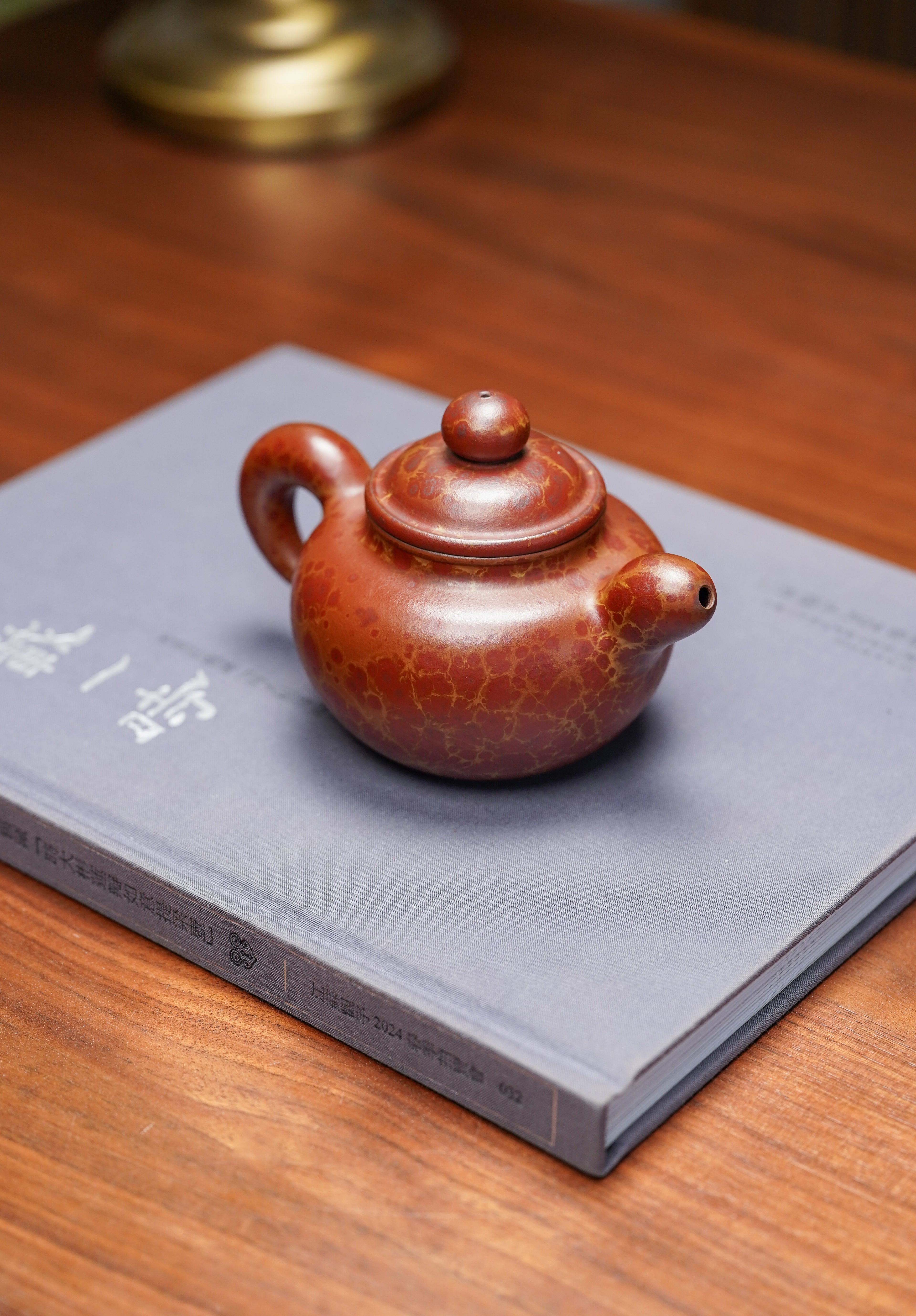 业界唯一 火山玉影绞泥巅峰臻品《道洪砥砺壶》——珍稀原矿紫砂糅合·火山玉影绞泥·320cc ——著名紫砂艺术家·张娟 亲制
