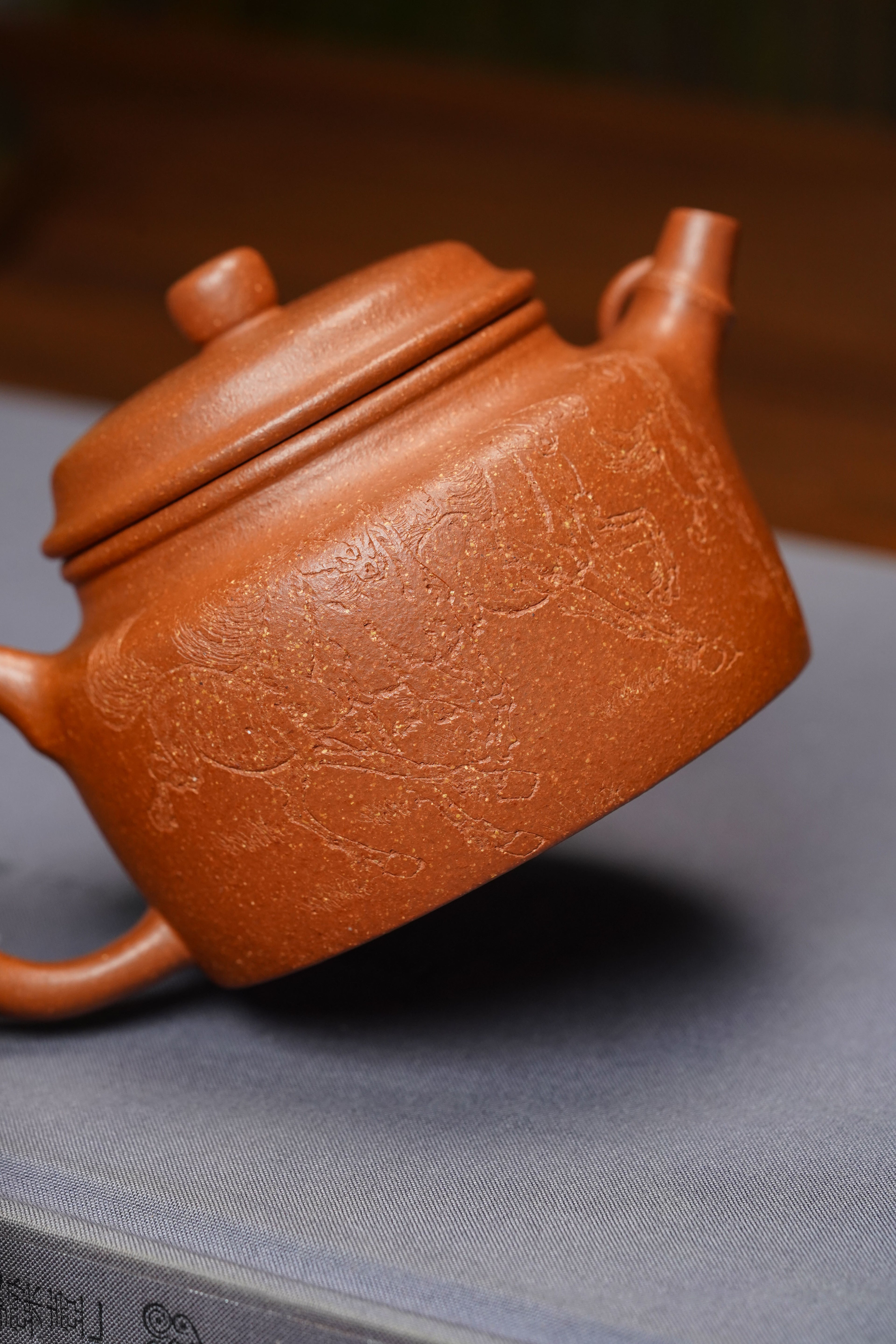 范泽锋高徒·邱爽紫砂潜力重器《竹节德钟壶》——原矿优质金降坡·230cc ——江苏省级大师·邱爽 亲制 ——中国陶瓷艺术大师·邱玉林装饰