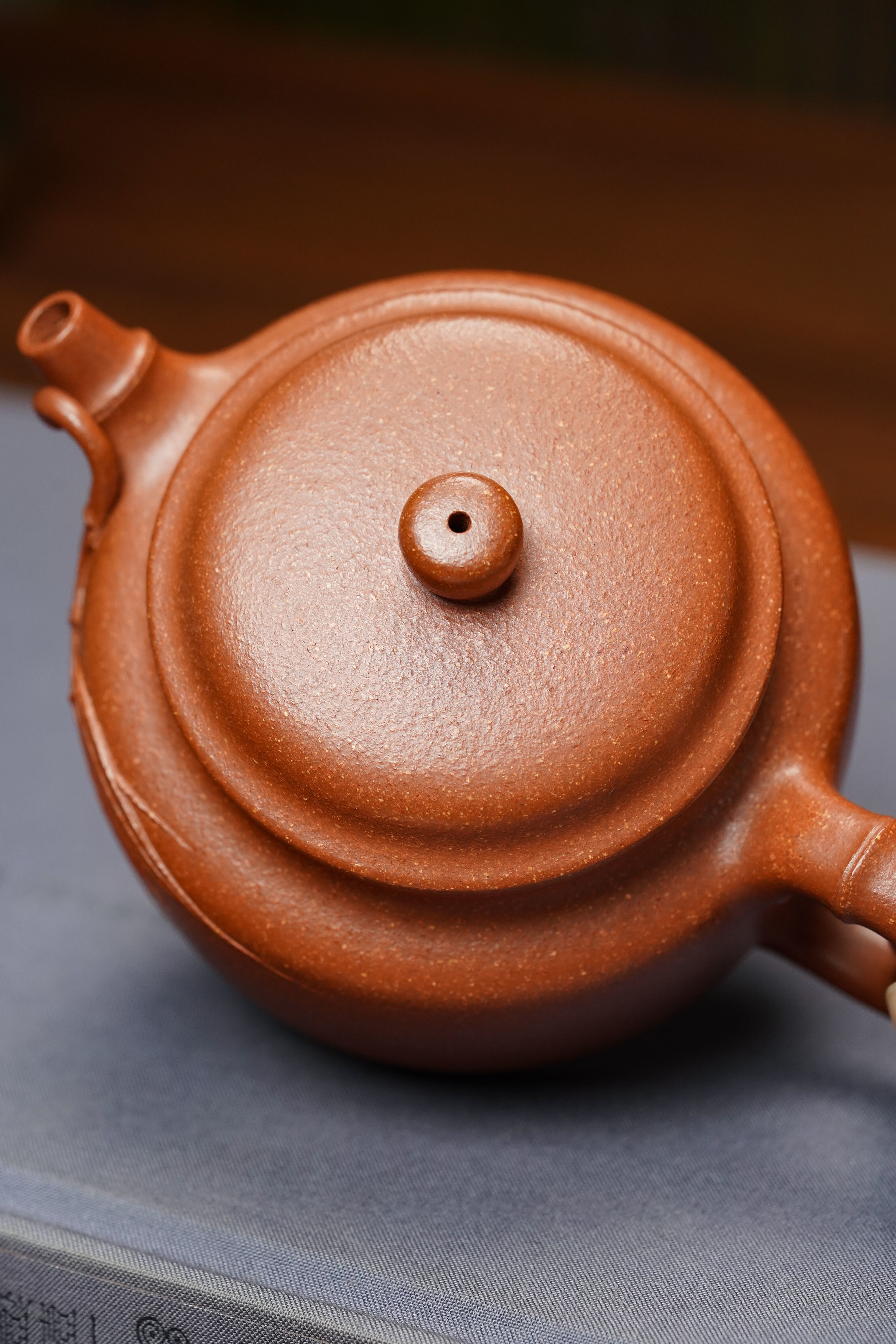 范泽锋高徒·邱爽紫砂潜力重器《竹节德钟壶》——原矿优质金降坡·230cc ——江苏省级大师·邱爽 亲制 ——中国陶瓷艺术大师·邱玉林装饰