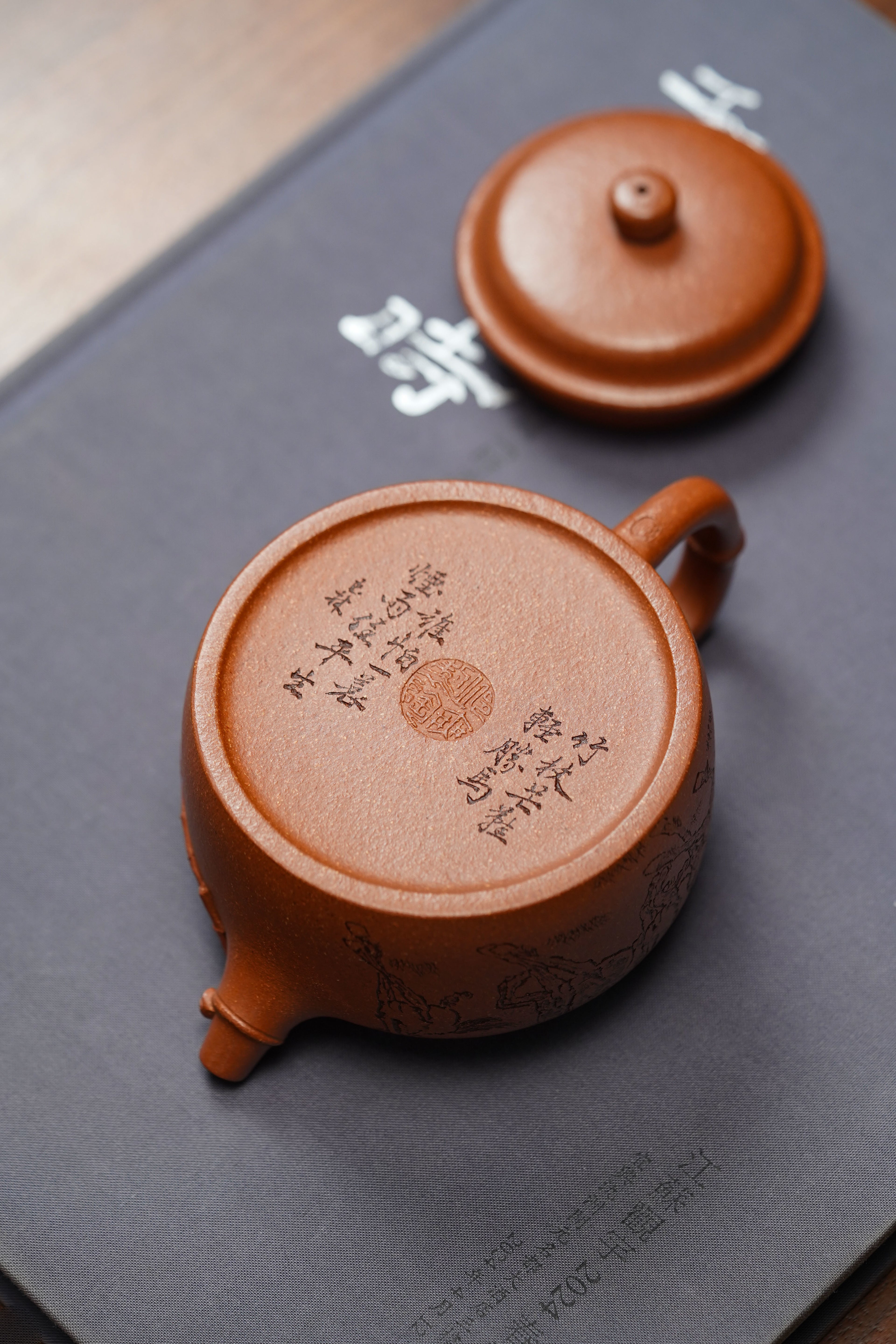 范泽锋高徒·邱爽紫砂潜力重器《竹节德钟壶》——原矿优质金降坡·230cc ——江苏省级大师·邱爽 亲制 ——中国陶瓷艺术大师·邱玉林装饰