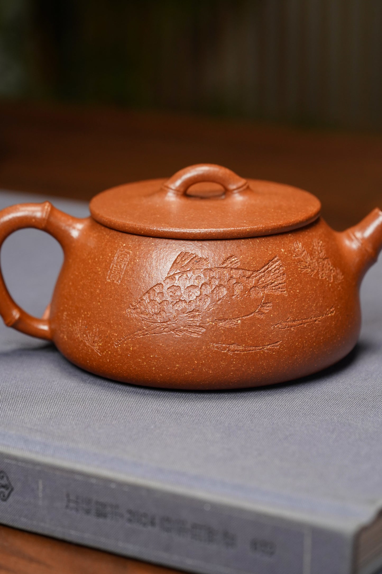 范泽锋高徒·邱爽紫砂潜力重器《竹节大口石瓢》——原矿优质金降坡·190cc ——江苏省级大师·邱爽 亲制 ——中国陶瓷艺术大师·邱玉林装饰