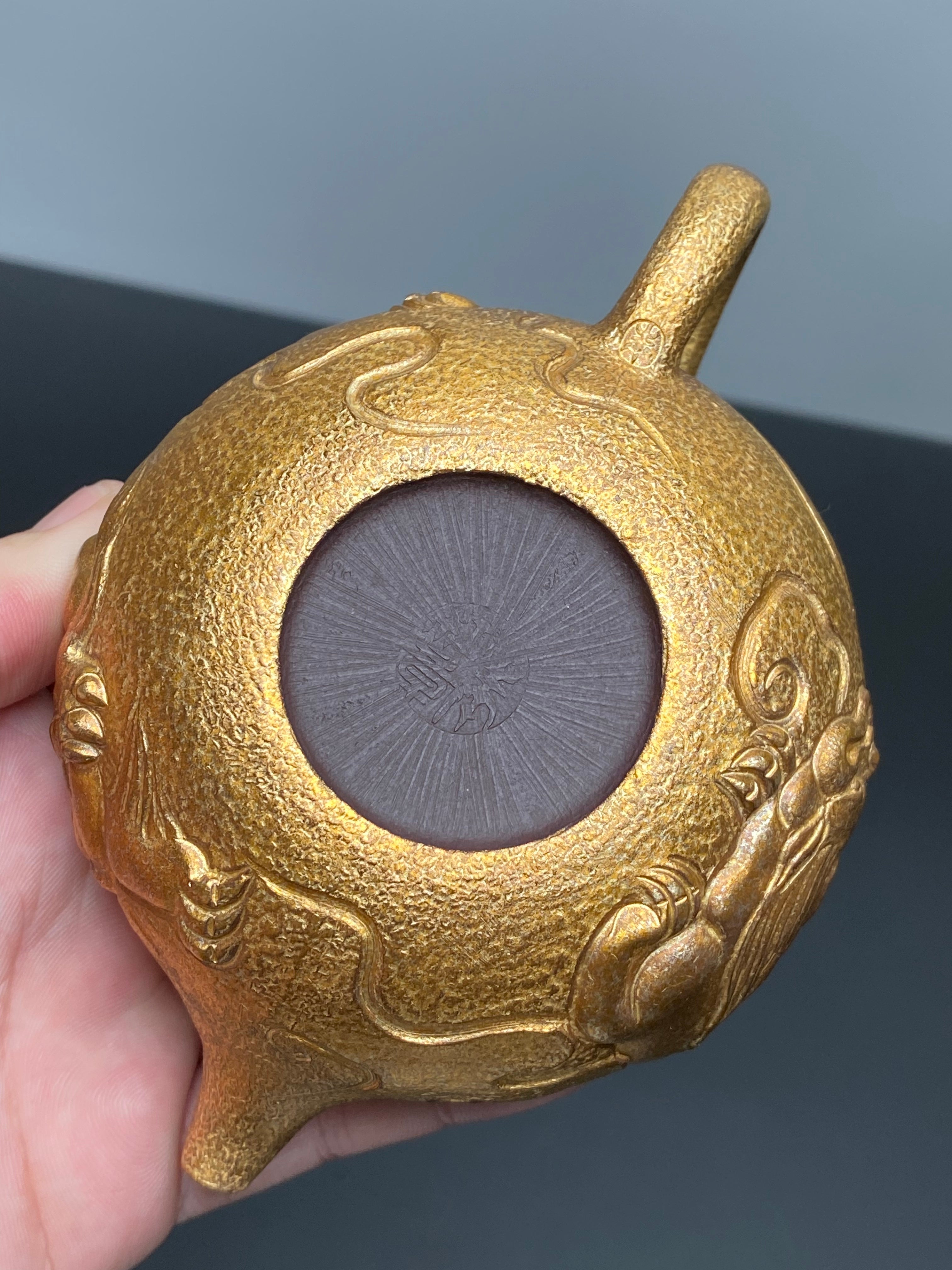 紫砂与雕塑融合·原创艺术重器【财运亨通壶】——原矿优质紫茄泥·200cc（黄金贝壳烧） ——原创紫砂艺术家·朱红景