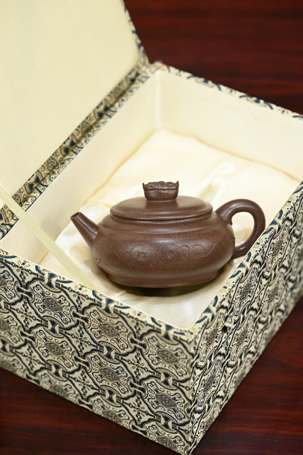 聚宝盆·全手工本色泥绘 /容量250cc/极品老段泥 身身俊秀稳重，剑流壶嘴舒展清和