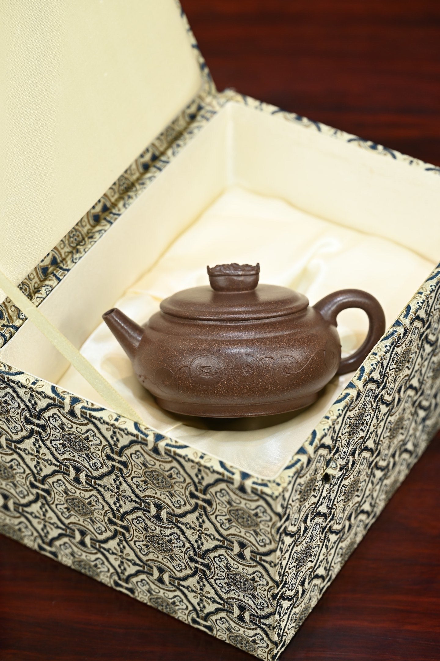 聚宝盆·全手工本色泥绘 /容量250cc/极品老段泥 身身俊秀稳重，剑流壶嘴舒展清和