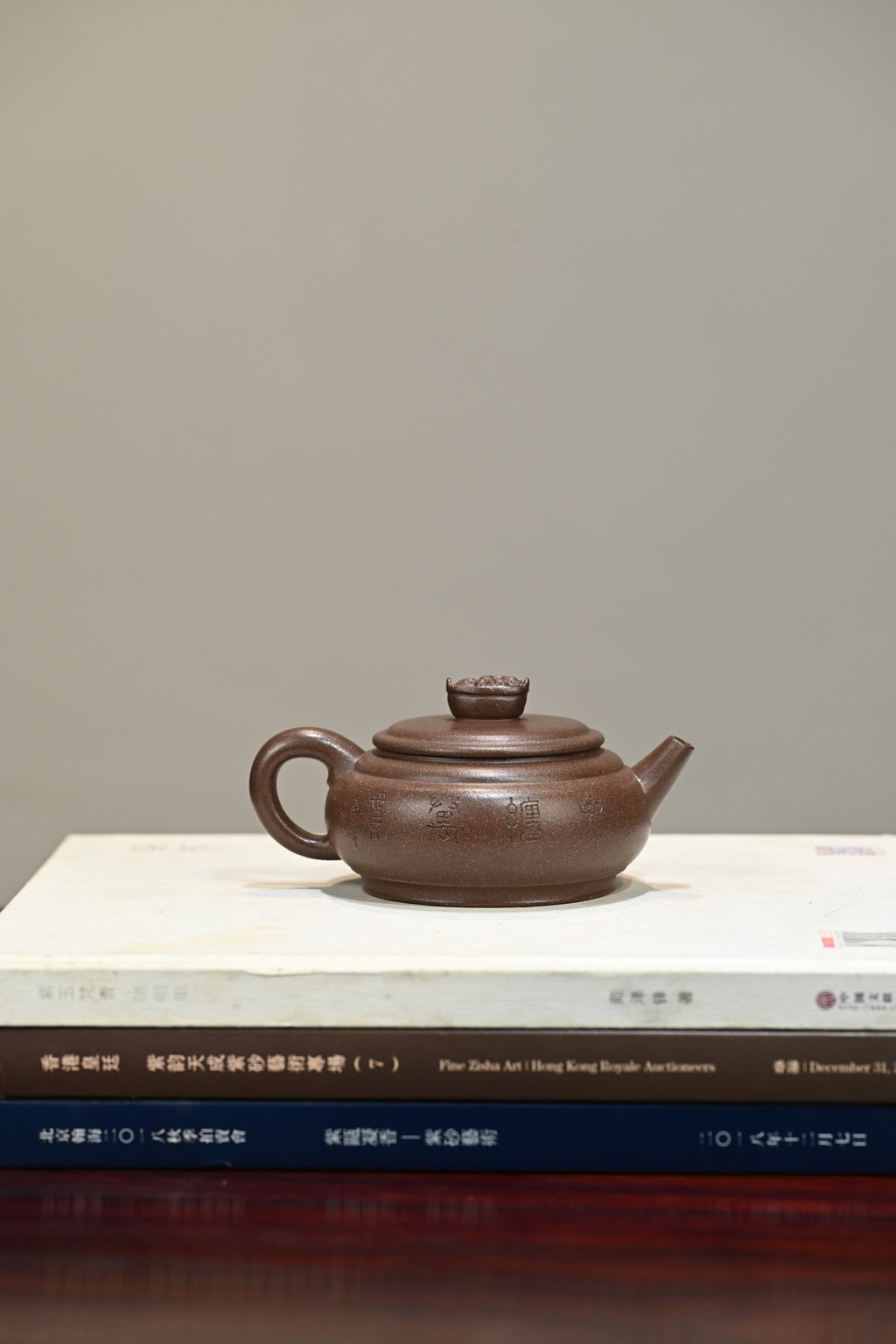 聚宝盆·全手工本色泥绘 /容量250cc/极品老段泥 身身俊秀稳重，剑流壶嘴舒展清和
