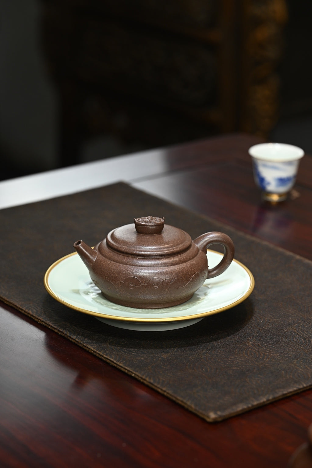 聚宝盆·全手工本色泥绘 /容量250cc/极品老段泥 身身俊秀稳重，剑流壶嘴舒展清和