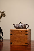 生机·全手工 /大拍陶手陈真作品/容量150cc/极品紫泥 从大自然汲取灵感，壶身装饰宛如溪水边的云石一般