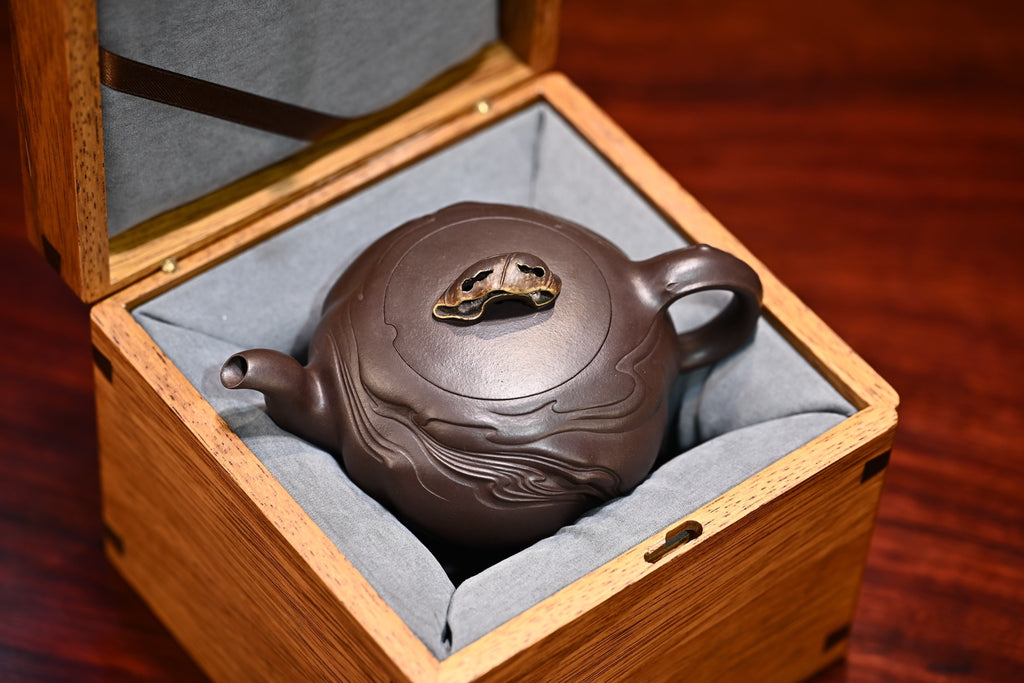 生机·全手工 /大拍陶手陈真作品/容量150cc/极品紫泥 从大自然汲取灵感，壶身装饰宛如溪水边的云石一般