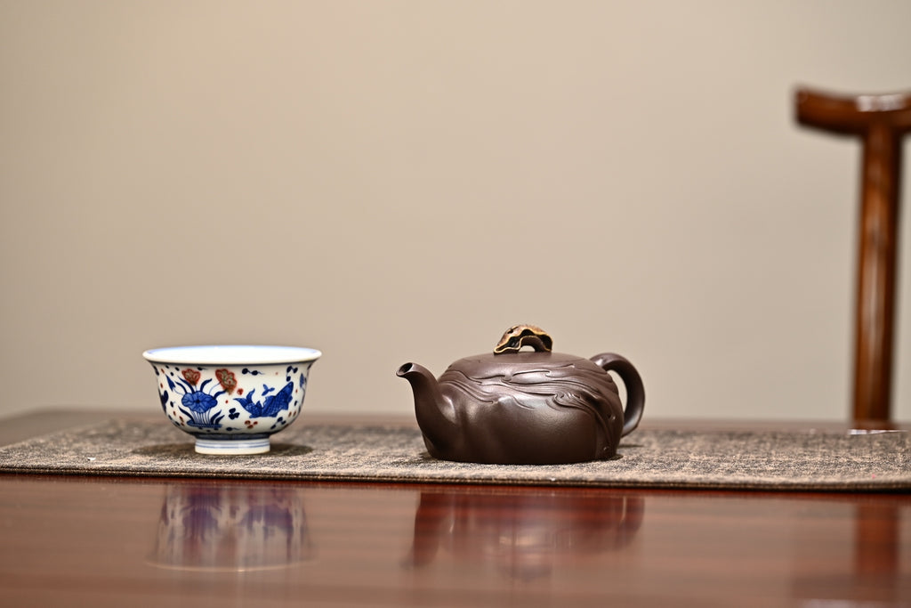 生机·全手工 /大拍陶手陈真作品/容量150cc/极品紫泥 从大自然汲取灵感，壶身装饰宛如溪水边的云石一般
