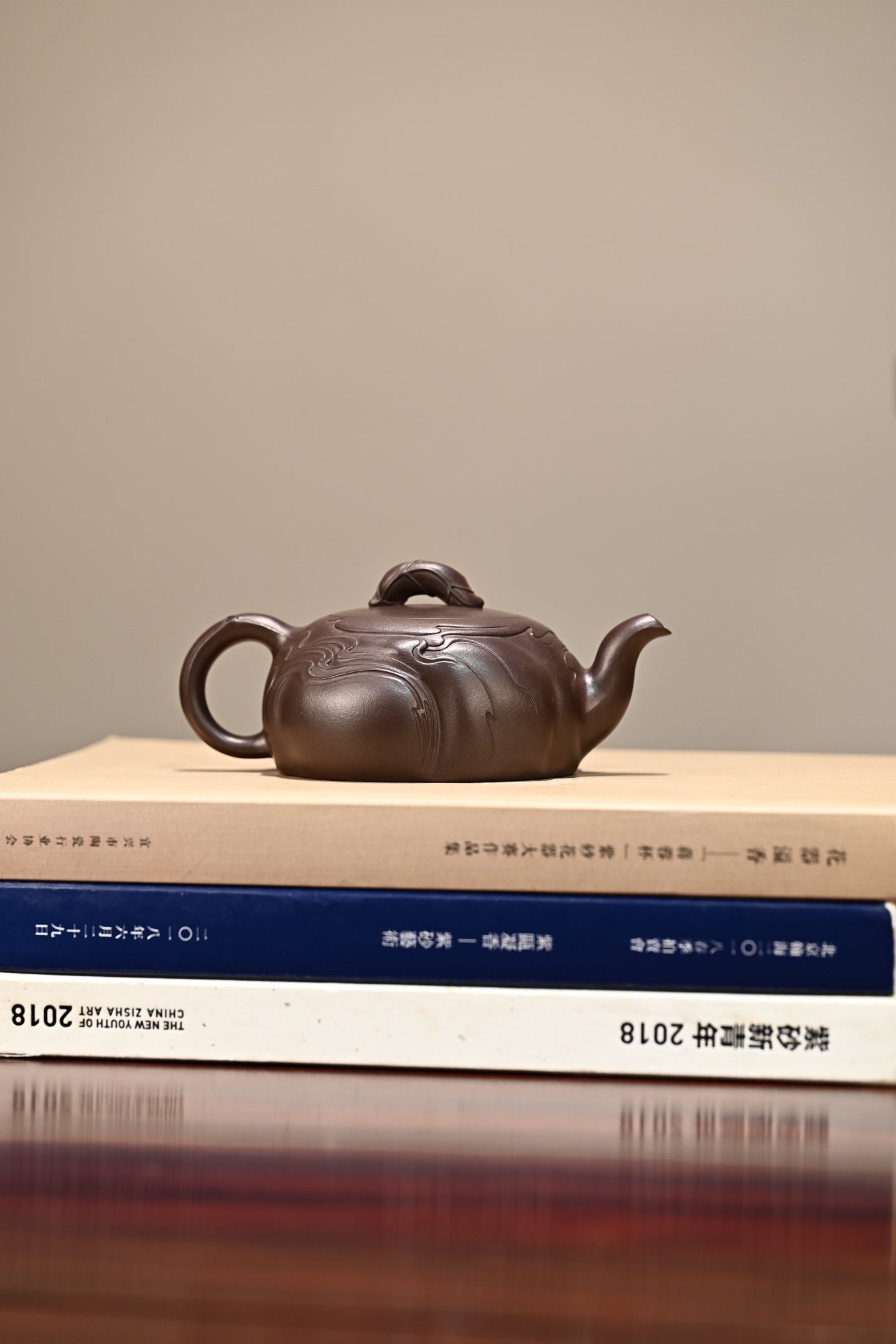 生机·全手工 /大拍陶手陈真作品/容量150cc/极品紫泥 从大自然汲取灵感，壶身装饰宛如溪水边的云石一般