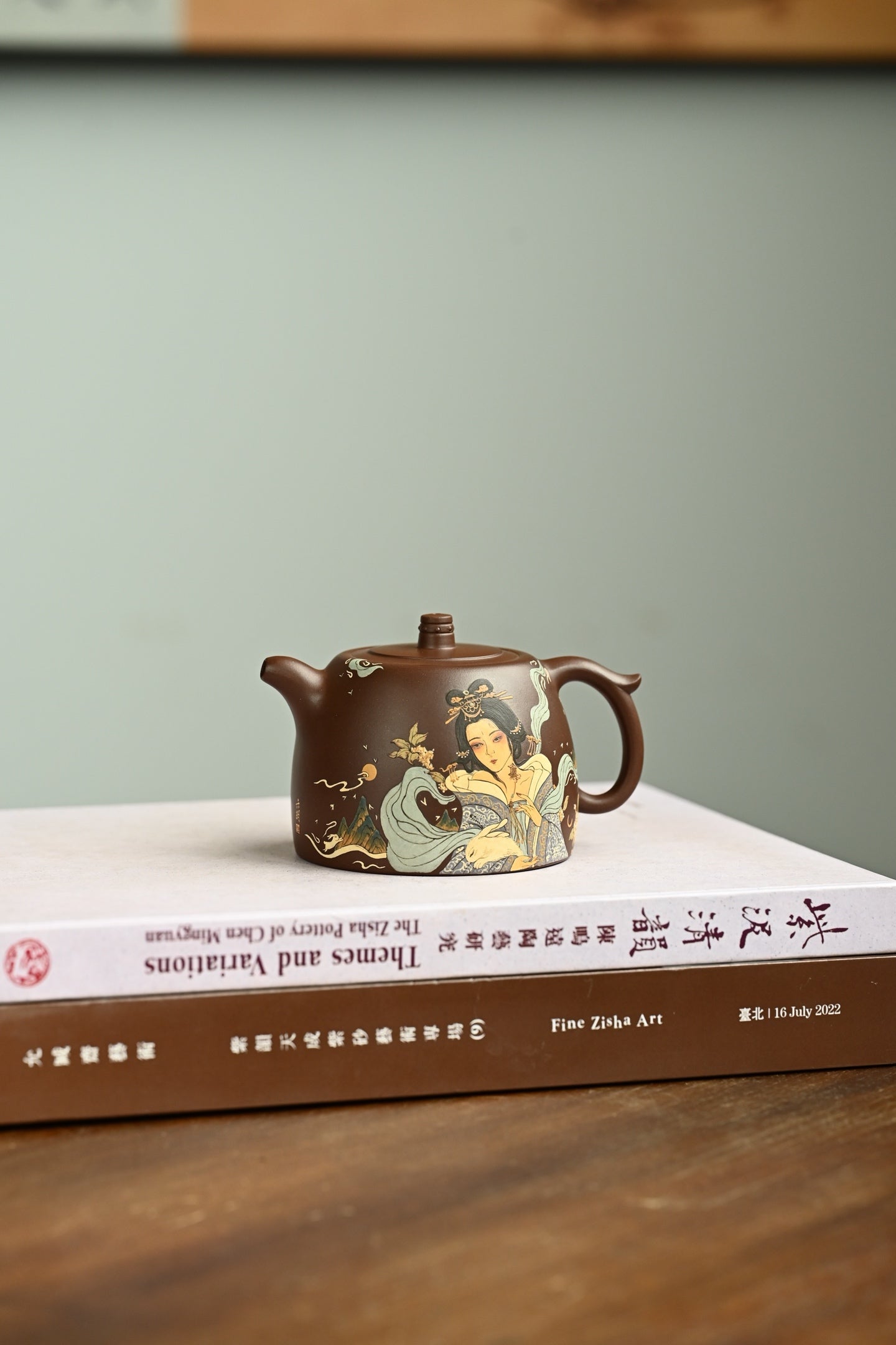 井栏·全手工 /泥绘名家全玲泥绘作品 /容量230cc/原矿紫泥 壶身线条体现出平和清净，无为之韵