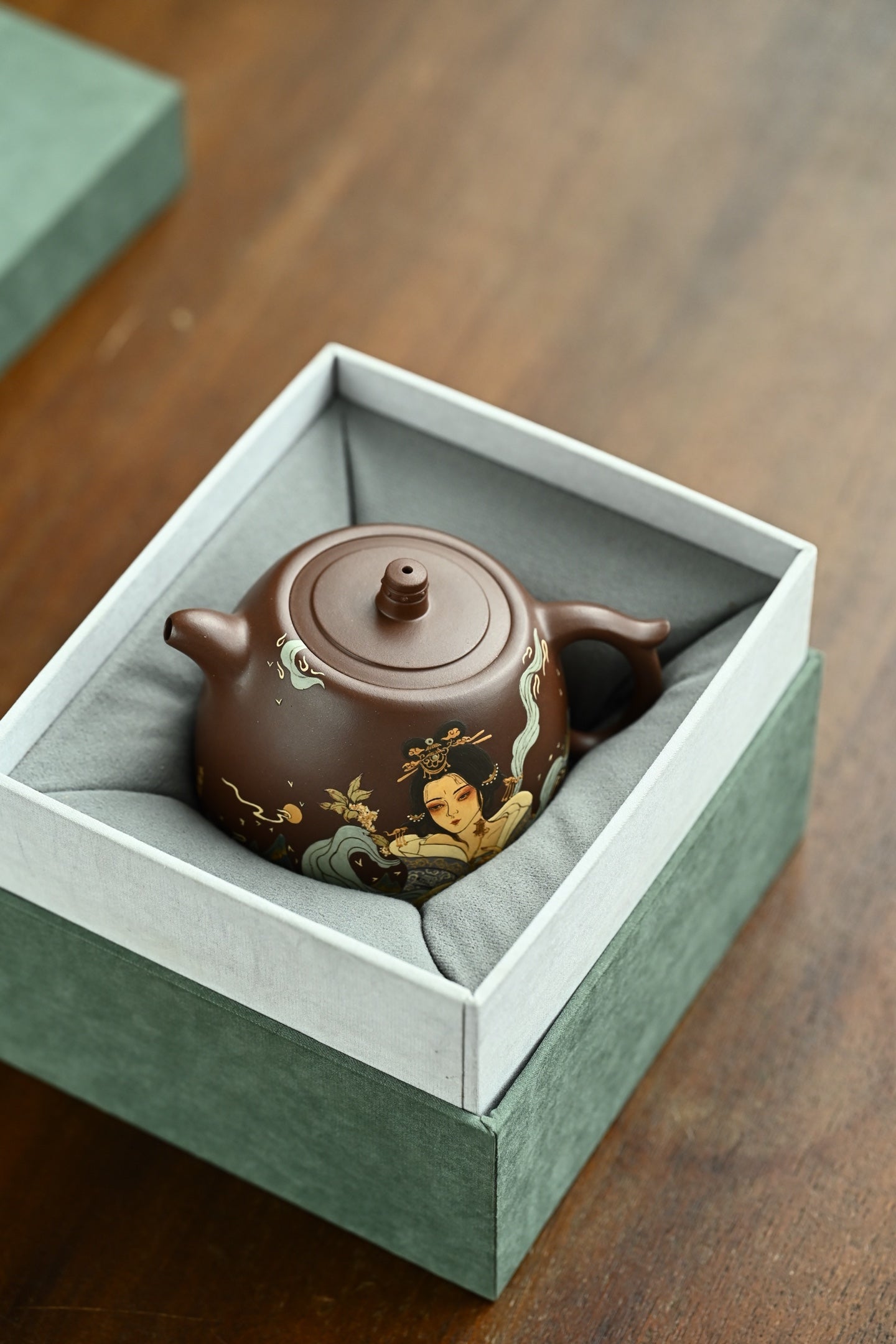 井栏·全手工 /泥绘名家全玲泥绘作品 /容量230cc/原矿紫泥 壶身线条体现出平和清净，无为之韵