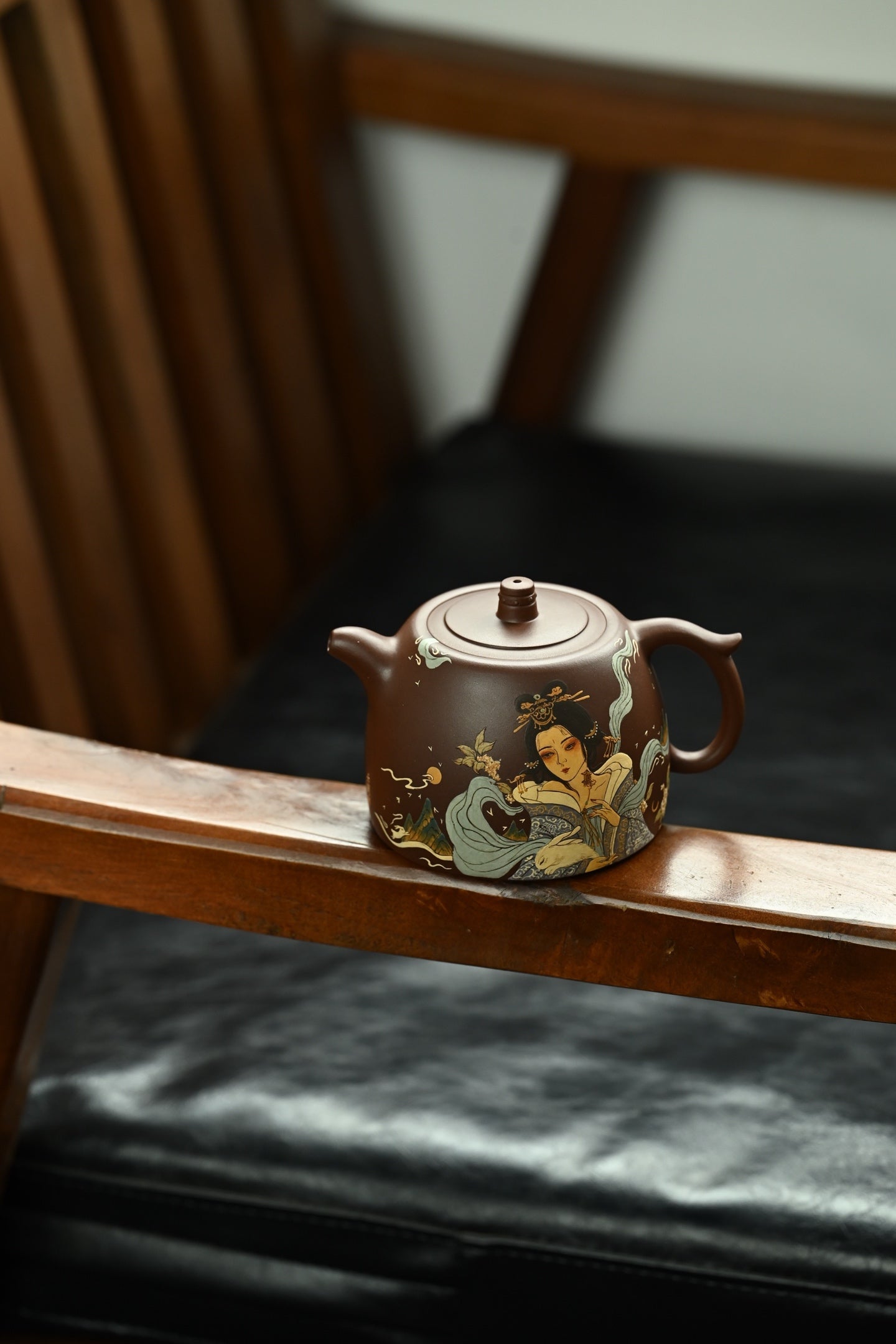 井栏·全手工 /泥绘名家全玲泥绘作品 /容量230cc/原矿紫泥 壶身线条体现出平和清净，无为之韵
