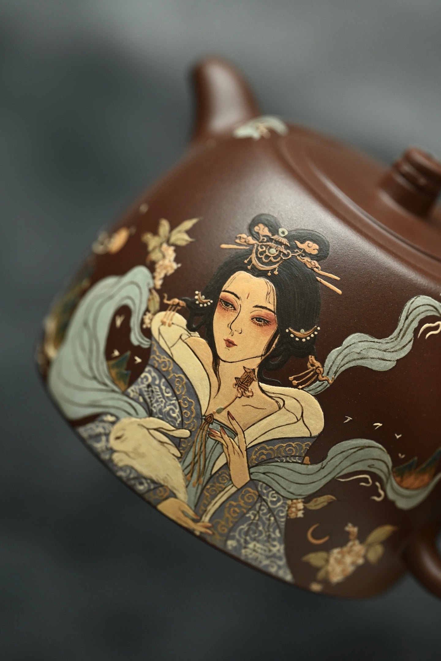 井栏·全手工 /泥绘名家全玲泥绘作品 /容量230cc/原矿紫泥 壶身线条体现出平和清净，无为之韵