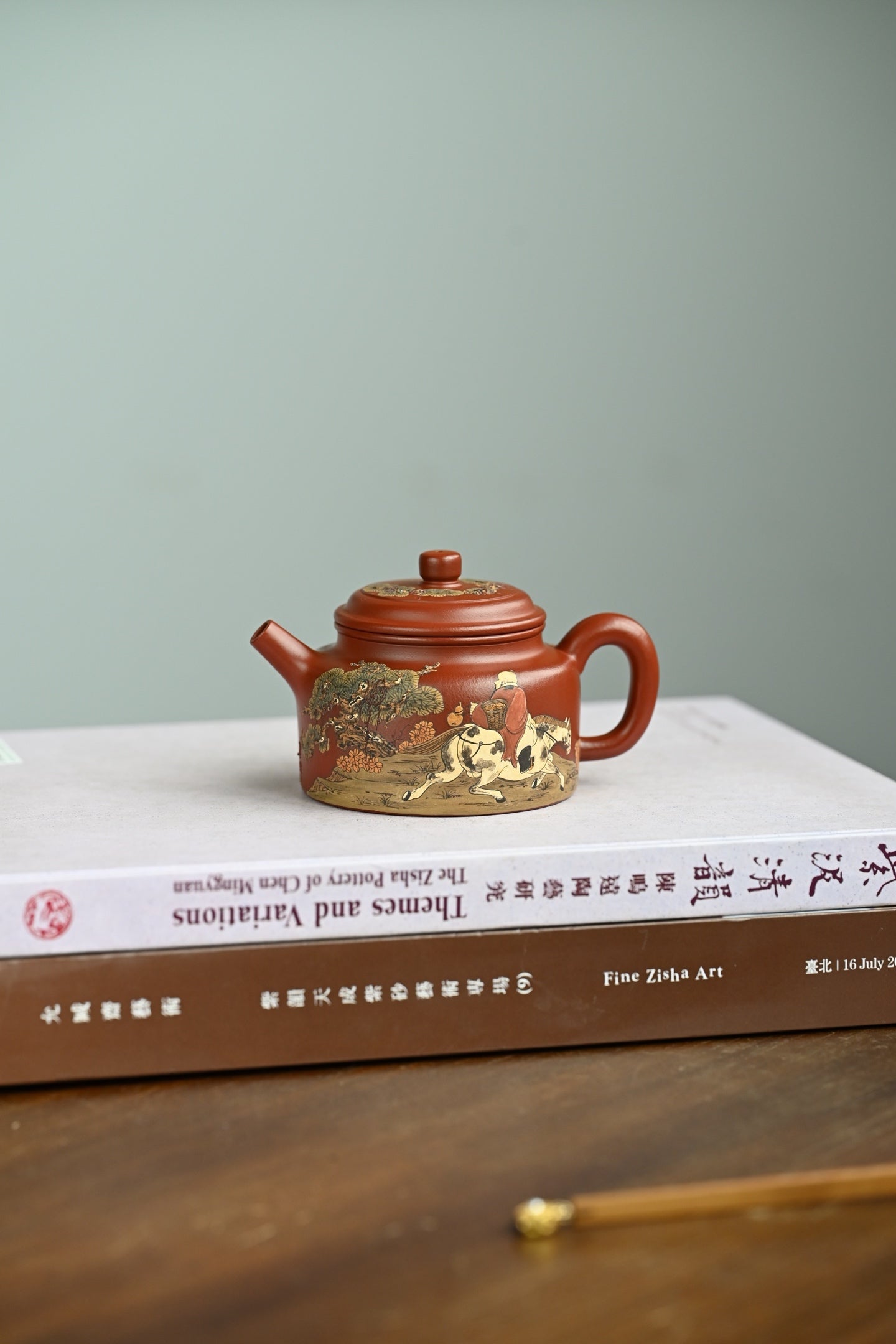 德钟· 全手工/泥绘名家全玲泥绘作品 /容量170cc/原矿朱泥 德钟壶寓意在“上德不德，是以有德”