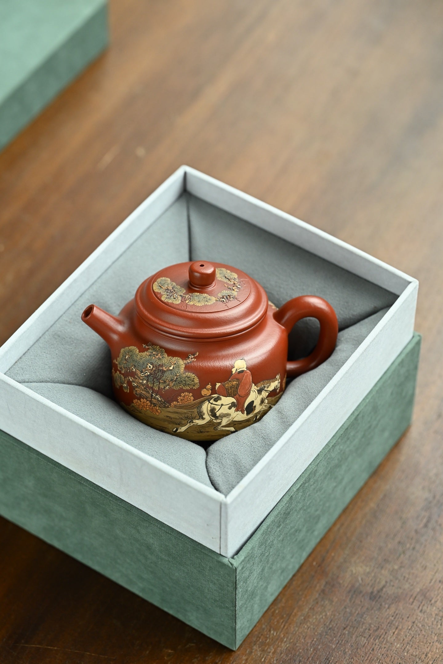 德钟· 全手工/泥绘名家全玲泥绘作品 /容量170cc/原矿朱泥 德钟壶寓意在“上德不德，是以有德”