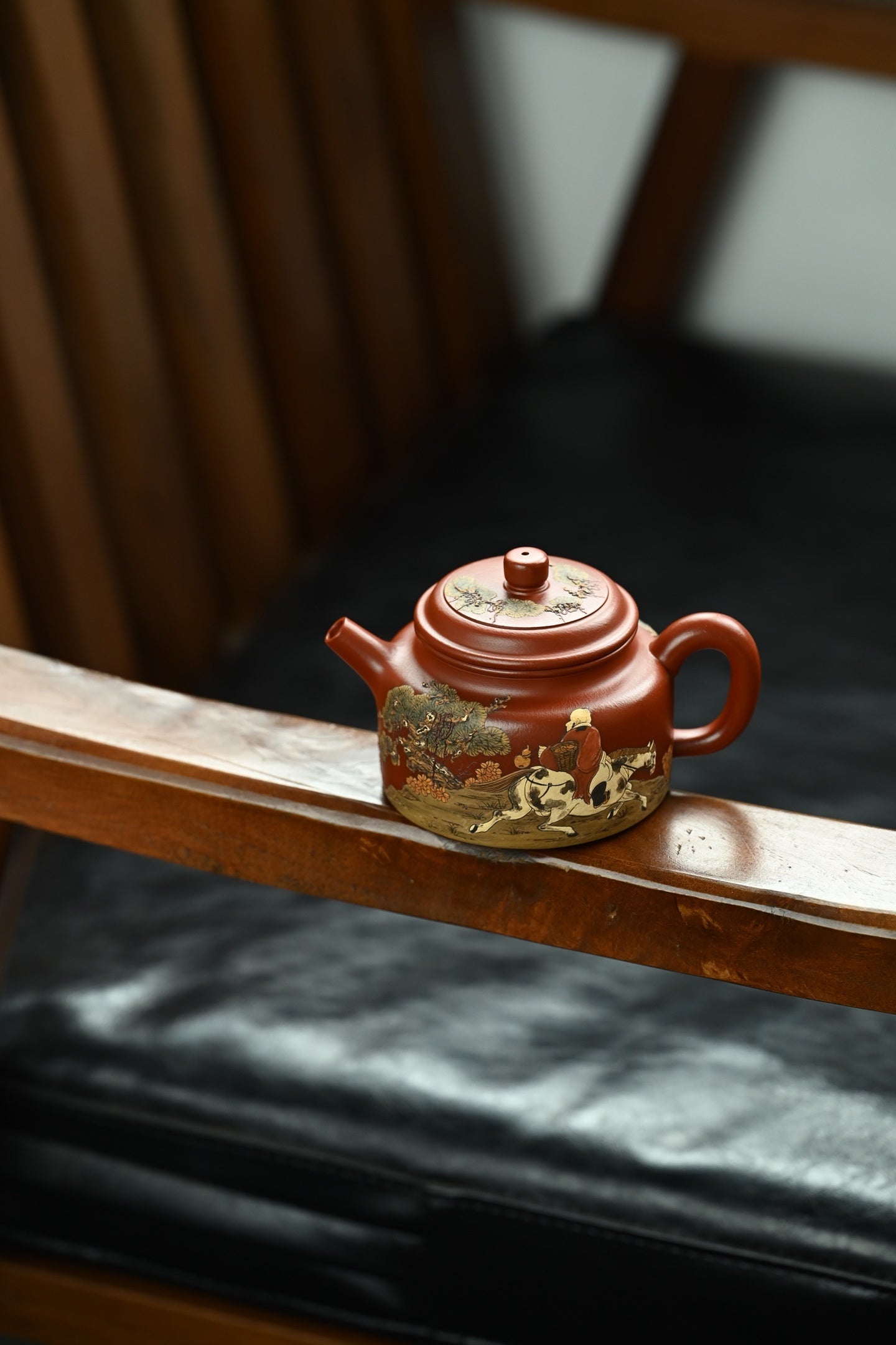 德钟· 全手工/泥绘名家全玲泥绘作品 /容量170cc/原矿朱泥 德钟壶寓意在“上德不德，是以有德”