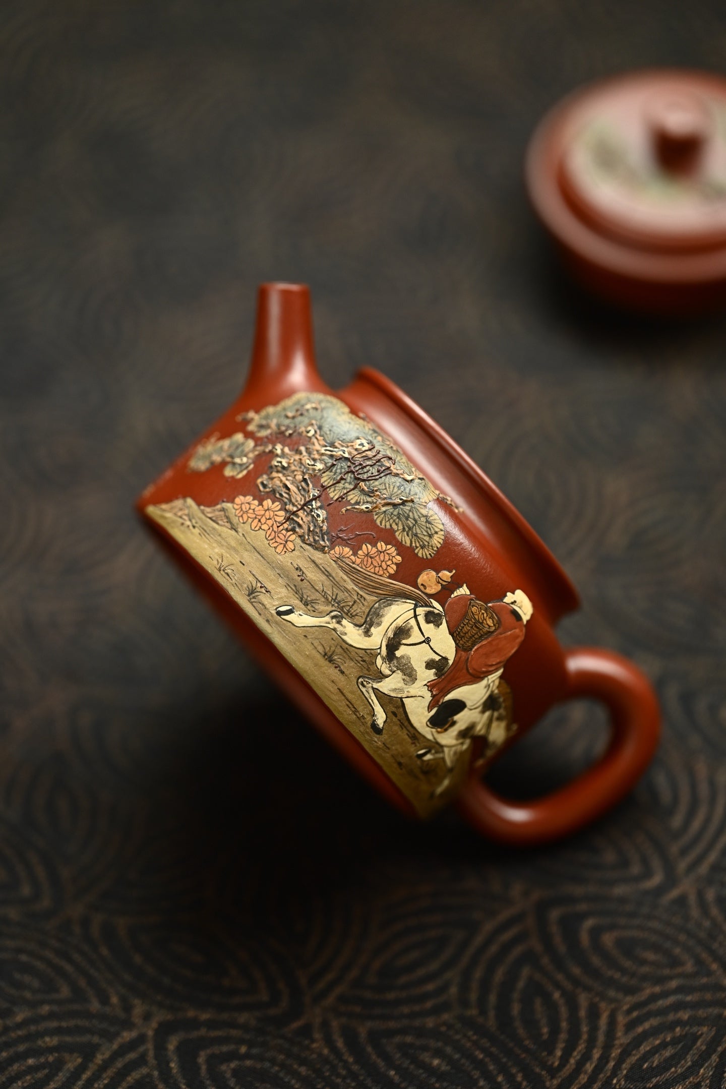 德钟· 全手工/泥绘名家全玲泥绘作品 /容量170cc/原矿朱泥 德钟壶寓意在“上德不德，是以有德”