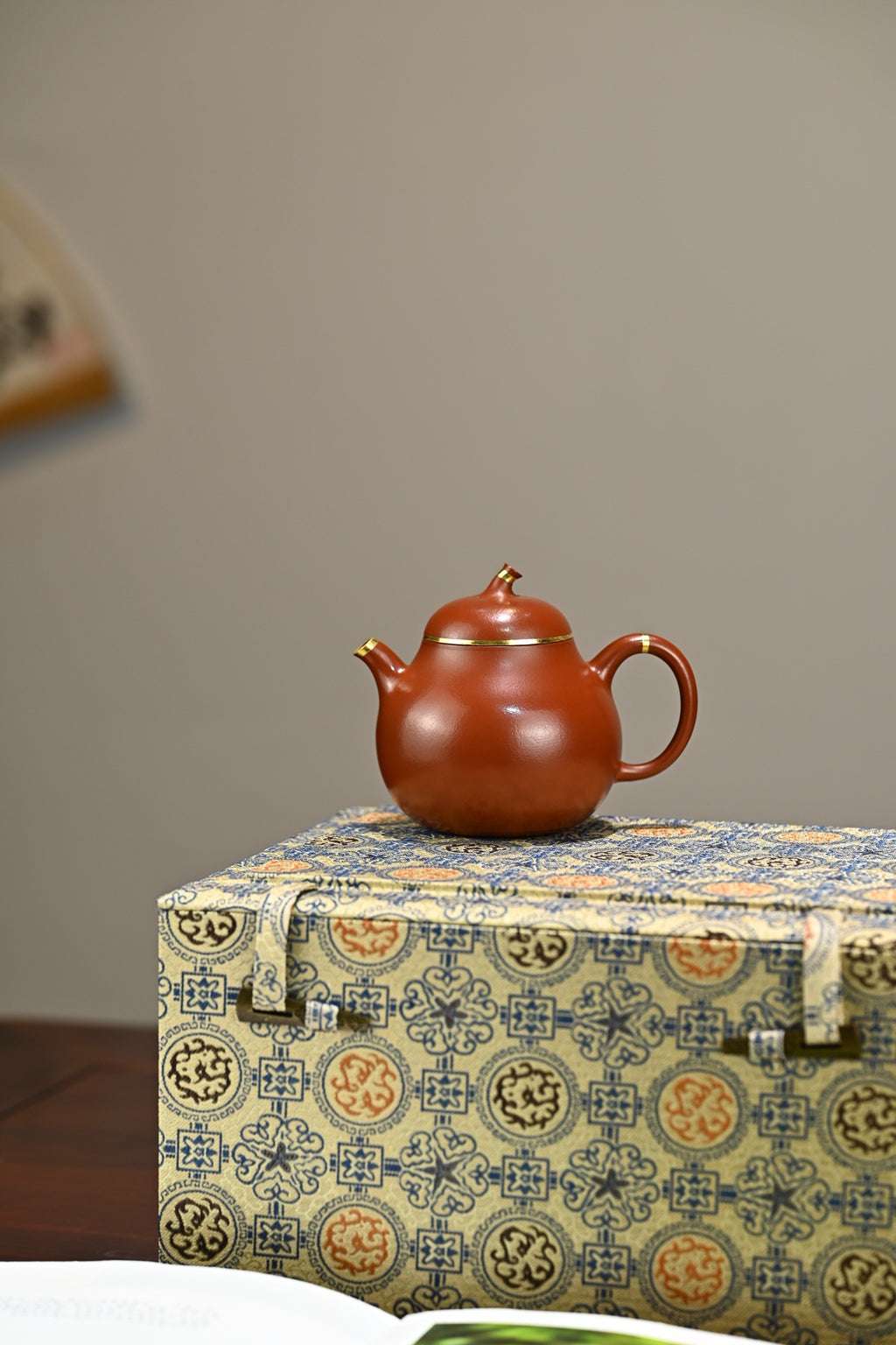 茄瓜·全手工/容量180cc/朱泥包金 形式娇巧，若一茄瓜熟落，湾流微微翘起，提把上扬，圆润饱满