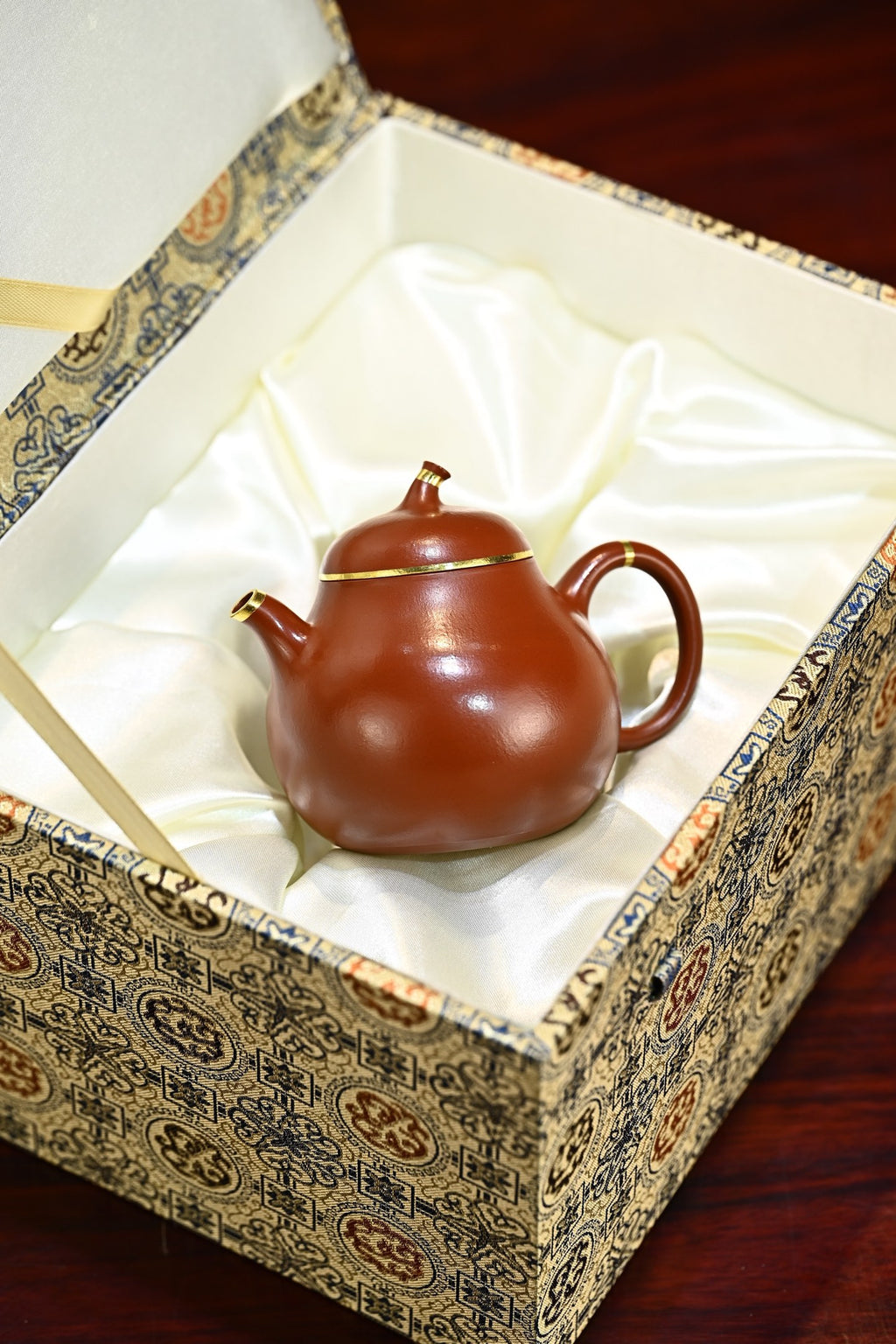 茄瓜·全手工/容量180cc/朱泥包金 形式娇巧，若一茄瓜熟落，湾流微微翘起，提把上扬，圆润饱满