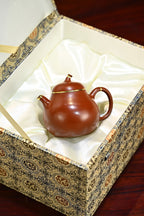 茄瓜·全手工/容量180cc/朱泥包金 形式娇巧，若一茄瓜熟落，湾流微微翘起，提把上扬，圆润饱满