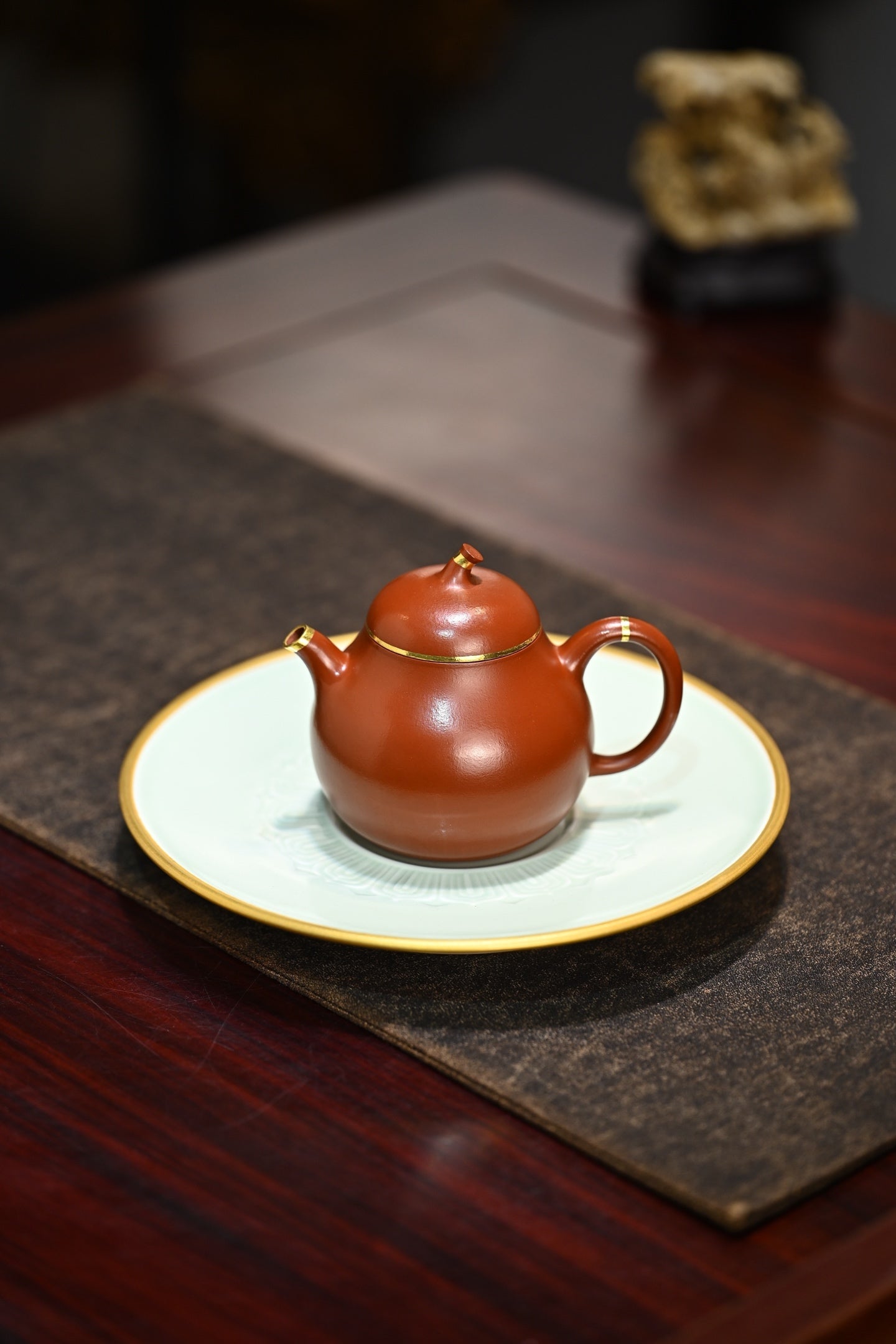 茄瓜·全手工/容量180cc/朱泥包金 形式娇巧，若一茄瓜熟落，湾流微微翘起，提把上扬，圆润饱满