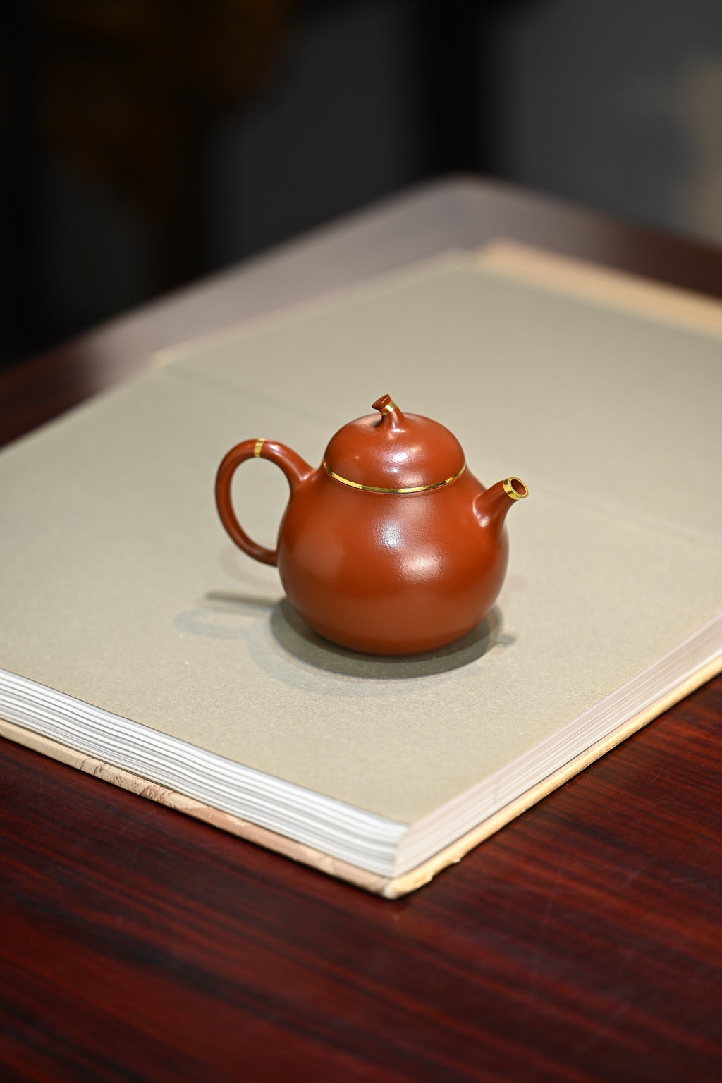 茄瓜·全手工/容量180cc/朱泥包金 形式娇巧，若一茄瓜熟落，湾流微微翘起，提把上扬，圆润饱满