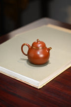 茄瓜·全手工/容量180cc/朱泥包金 形式娇巧，若一茄瓜熟落，湾流微微翘起，提把上扬，圆润饱满