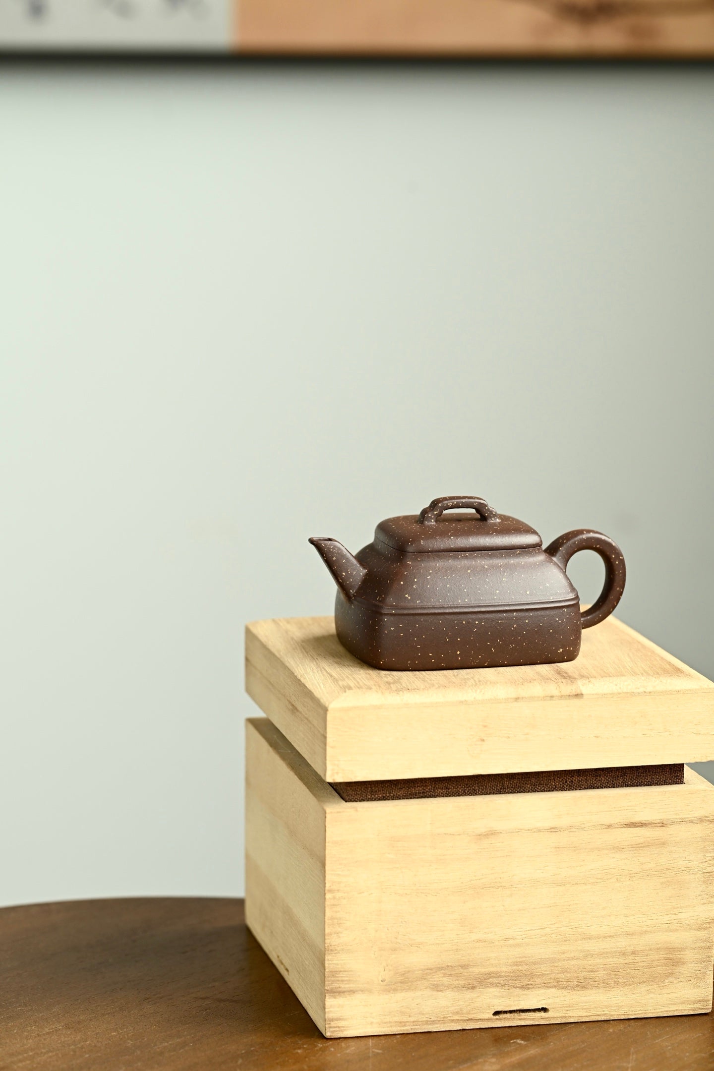 智方·全手工 实力派陶手作品/容量160cc/原矿紫泥铺砂 四方壶身饱满有力，线条明快挺秀
