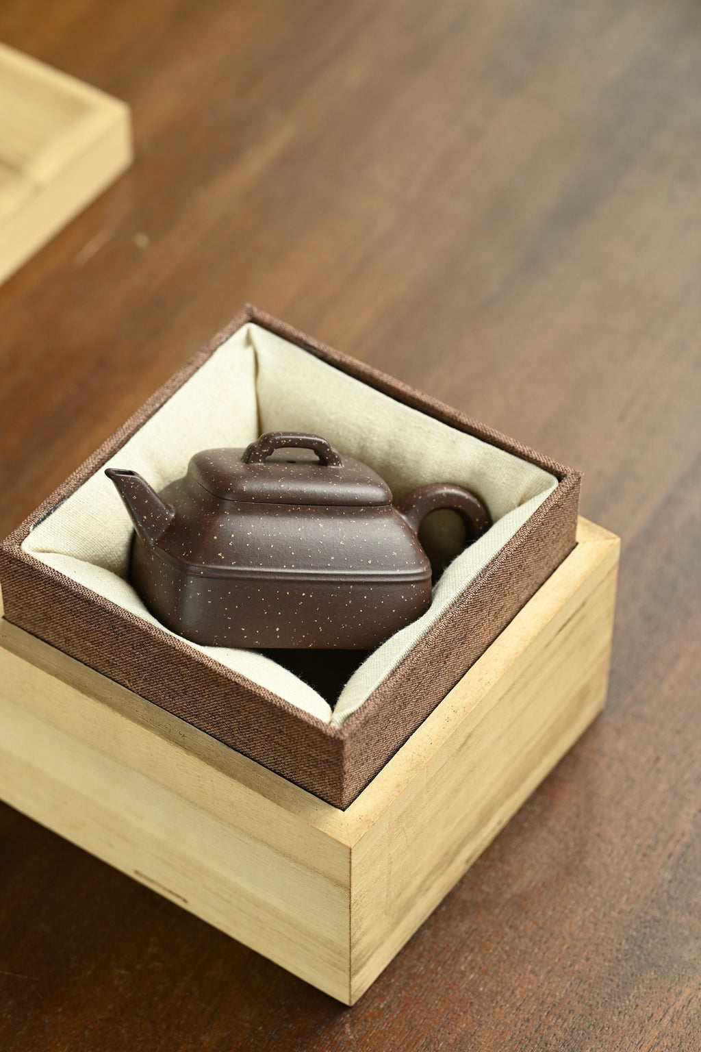 智方·全手工 实力派陶手作品/容量160cc/原矿紫泥铺砂 四方壶身饱满有力，线条明快挺秀